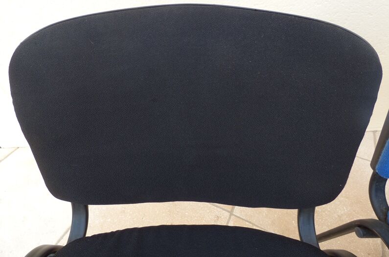 2 chaises empilables de tissus noir et bleu