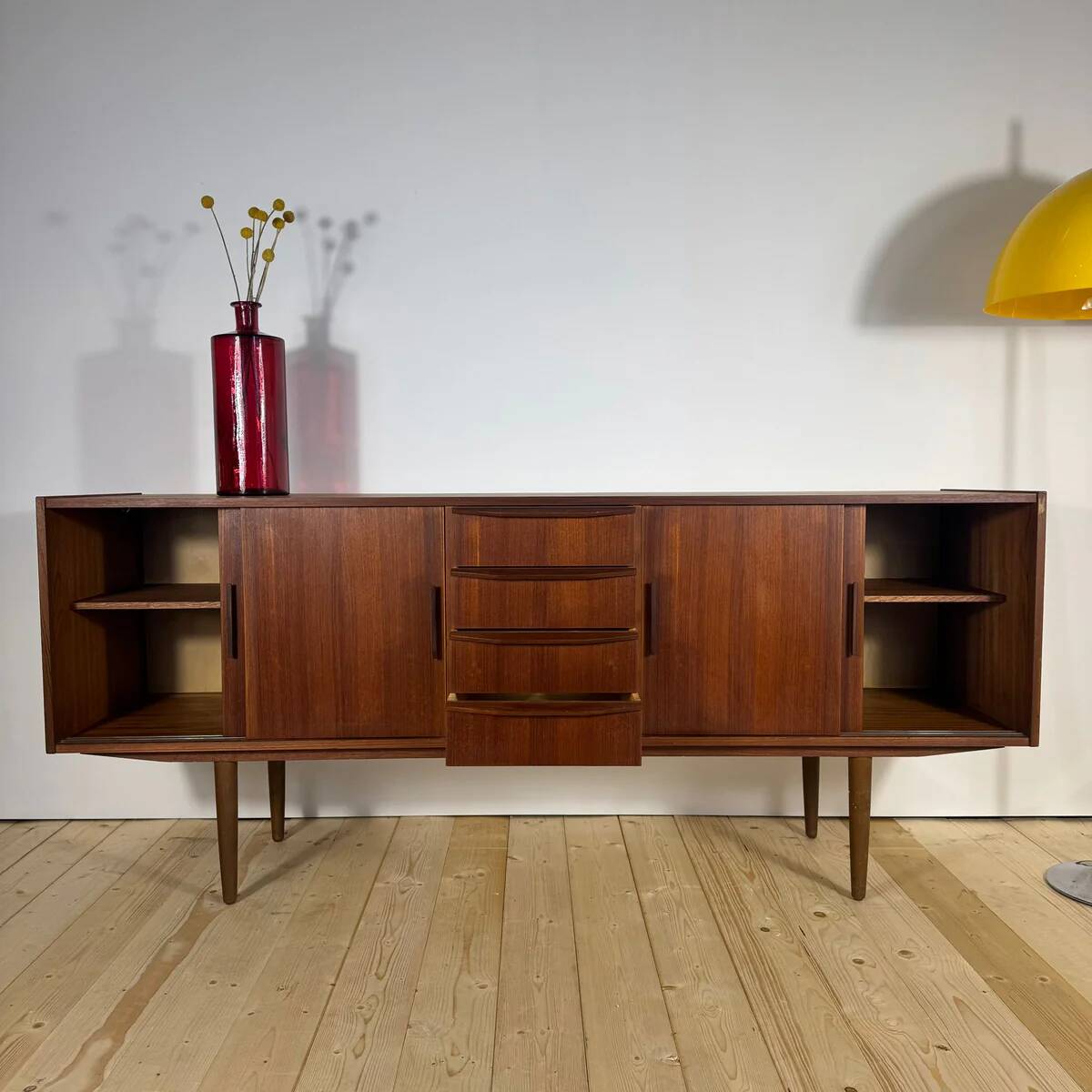 Buffet en teck avec portes coulissantes et tiroirs – Mid-Century