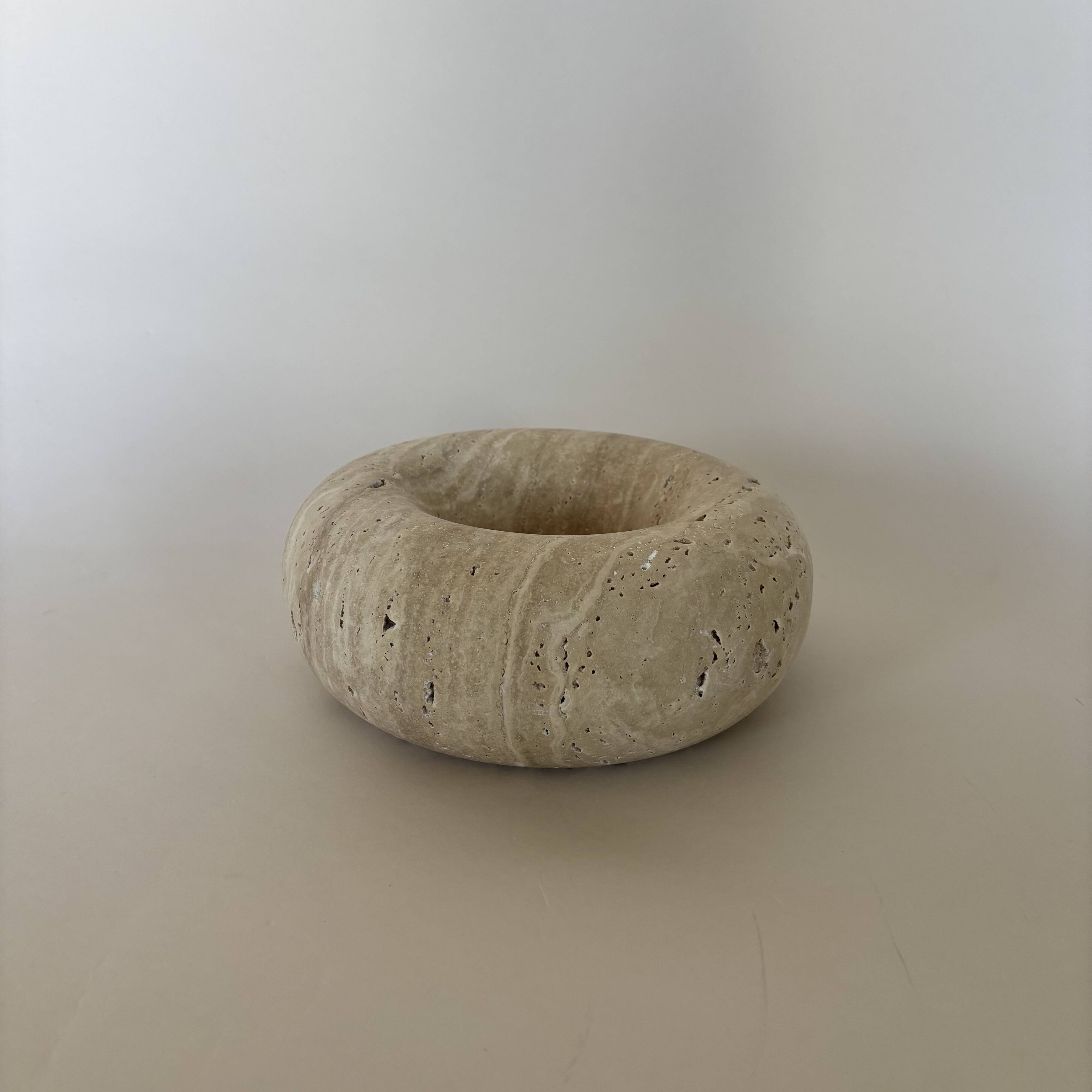 Donut-shaped disguised pocket emptier