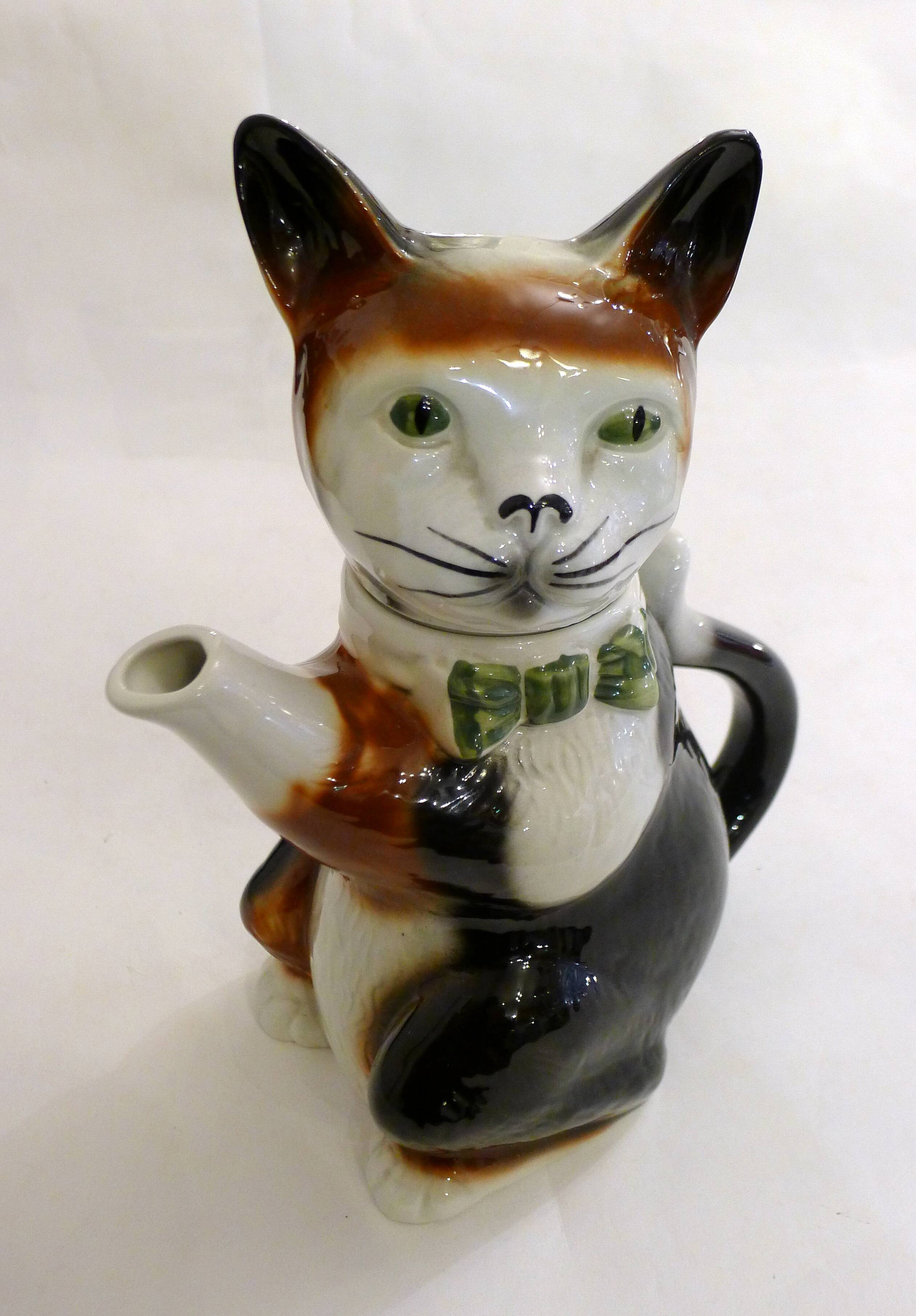 Large zoomorphic cat teapot, in vintage English earthenware.
