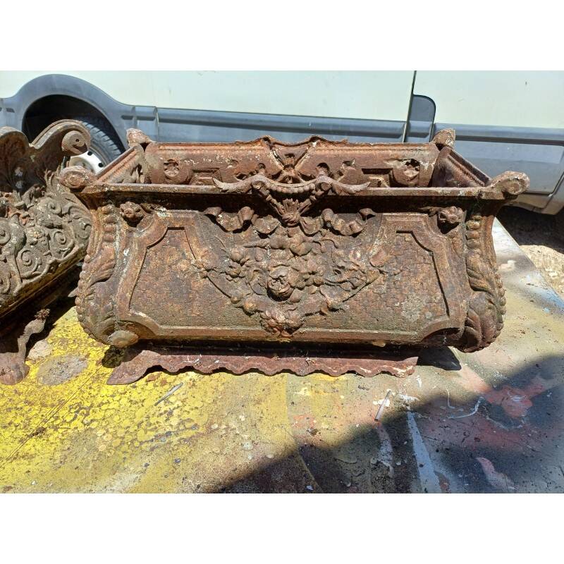 2 cast iron planters from 1900 from Charleville-Mézières, rockery style