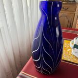 Vase en verre soufflé bleu