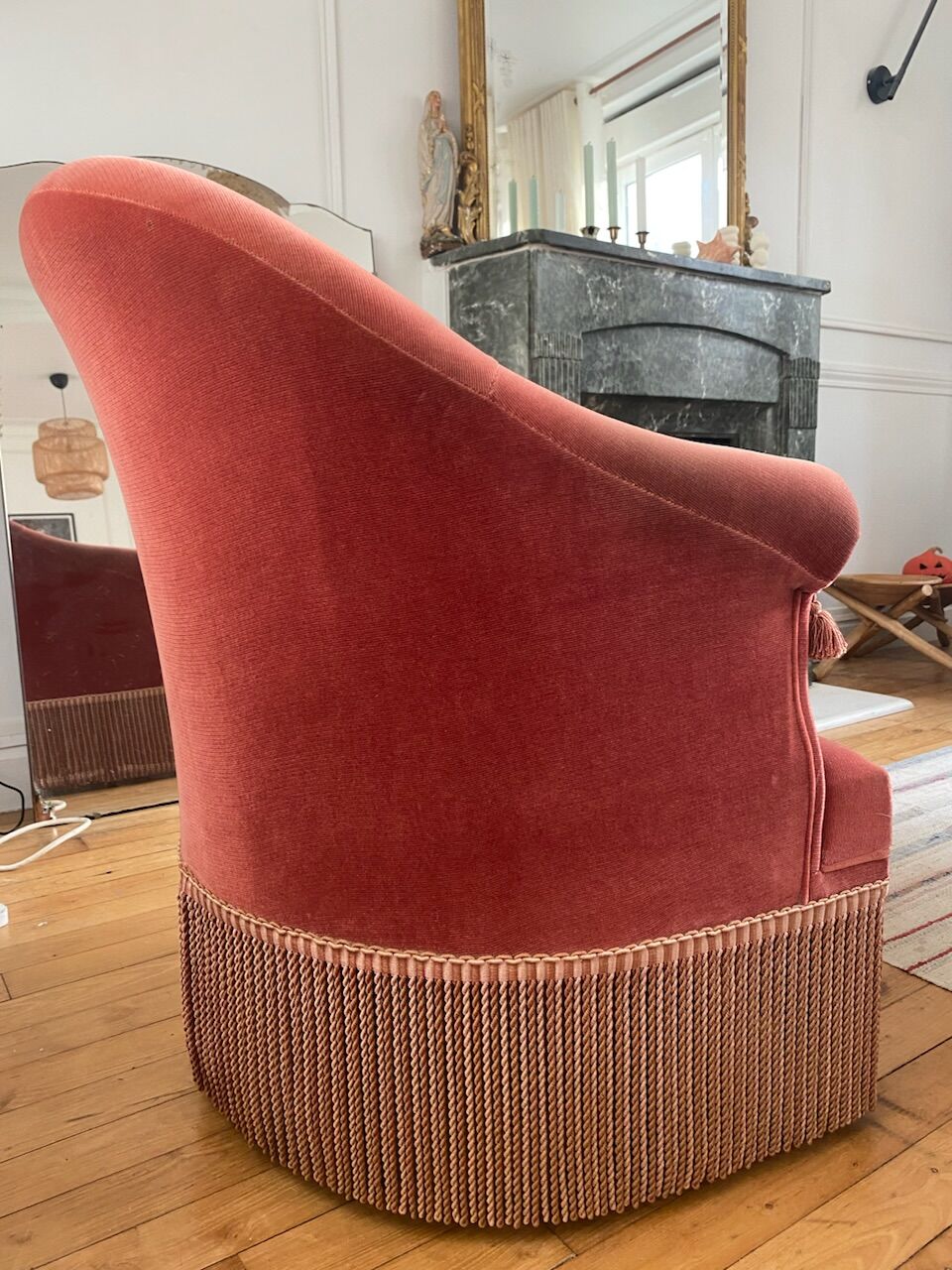 Antique pink toad armchair