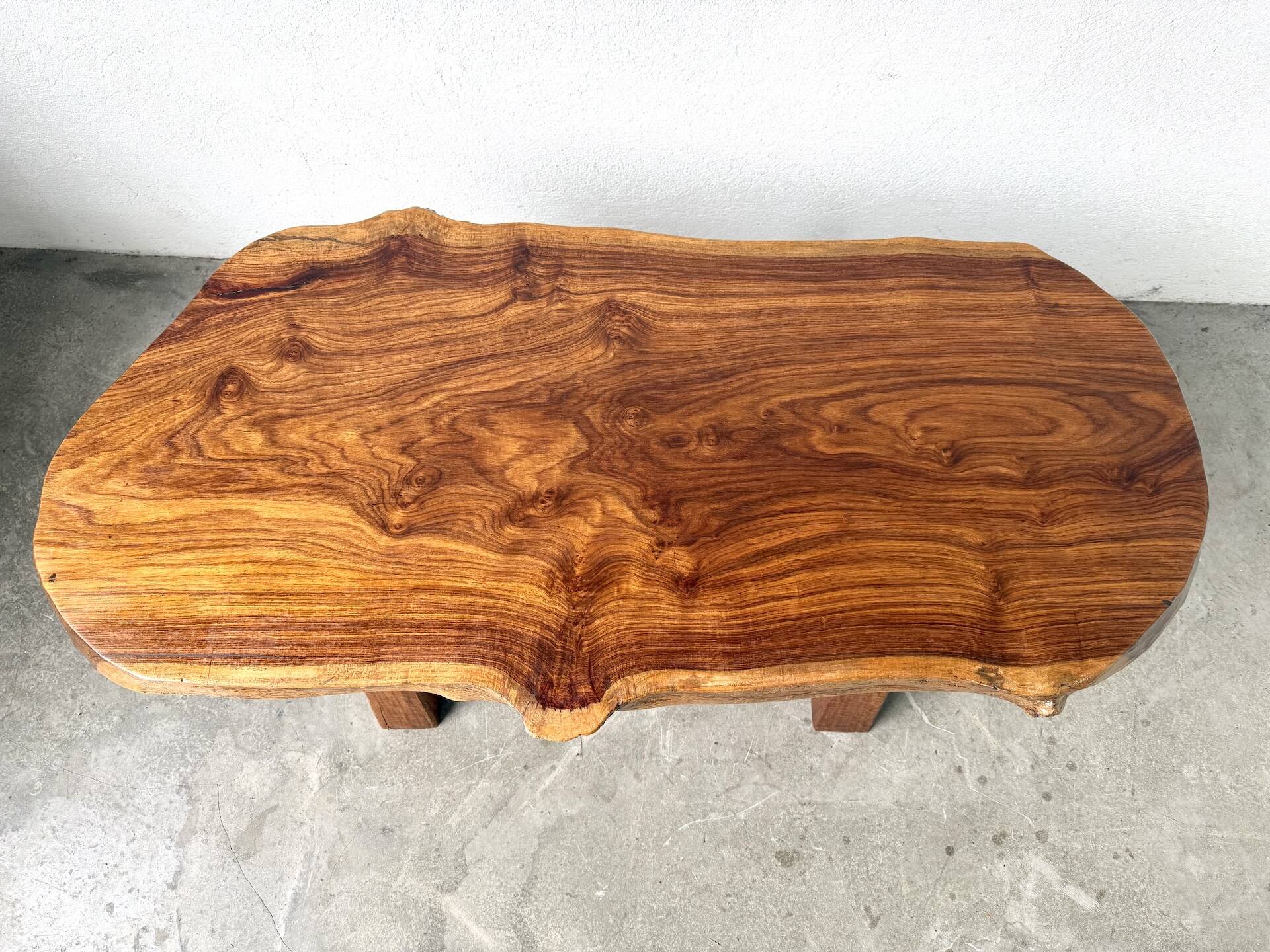 Table basse brutaliste en noyer massif, plateau slab live edge, France