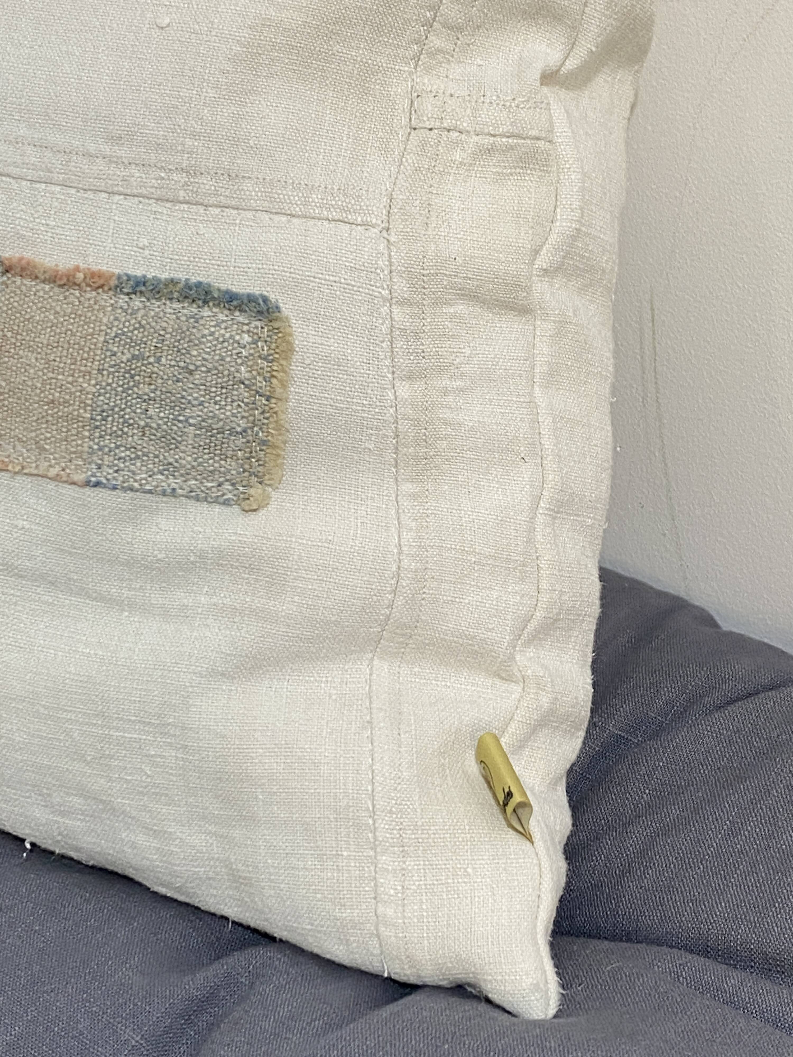 Coussin carré en toile ancienne style kilim tissé, patché, monogramme AB