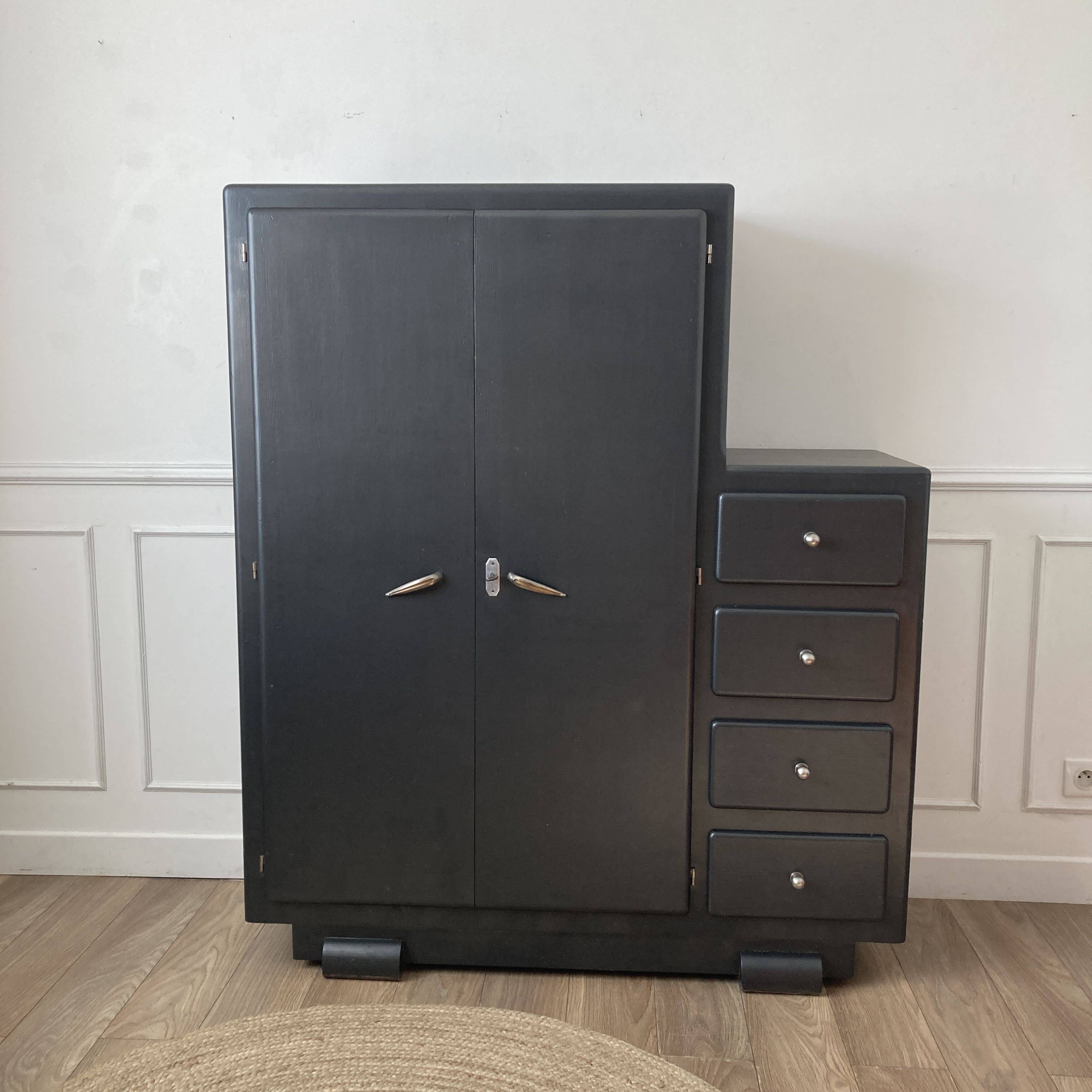 Armoire asymétrique peinte en noir