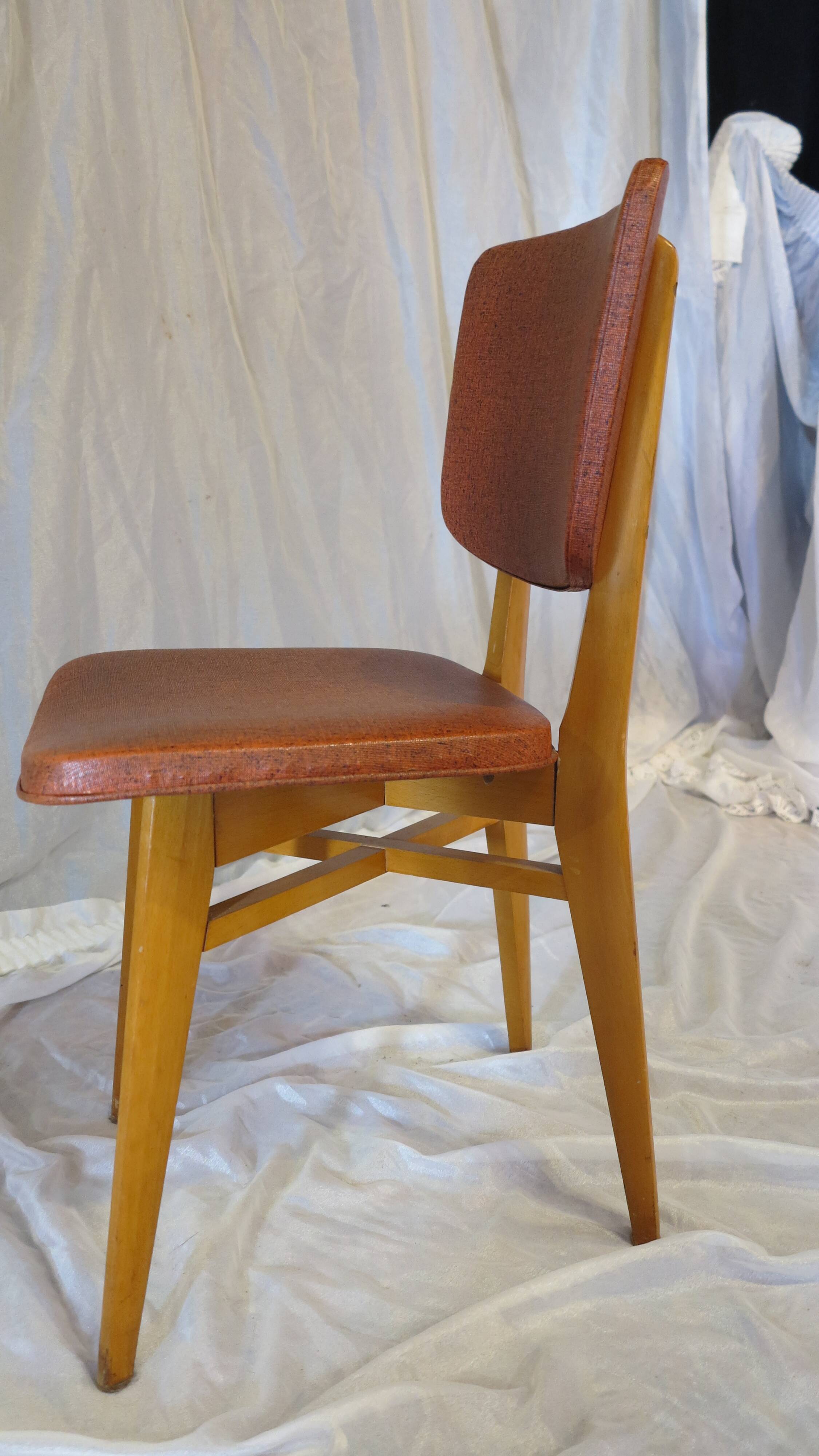 Paire de chaise skaï rouge années 50