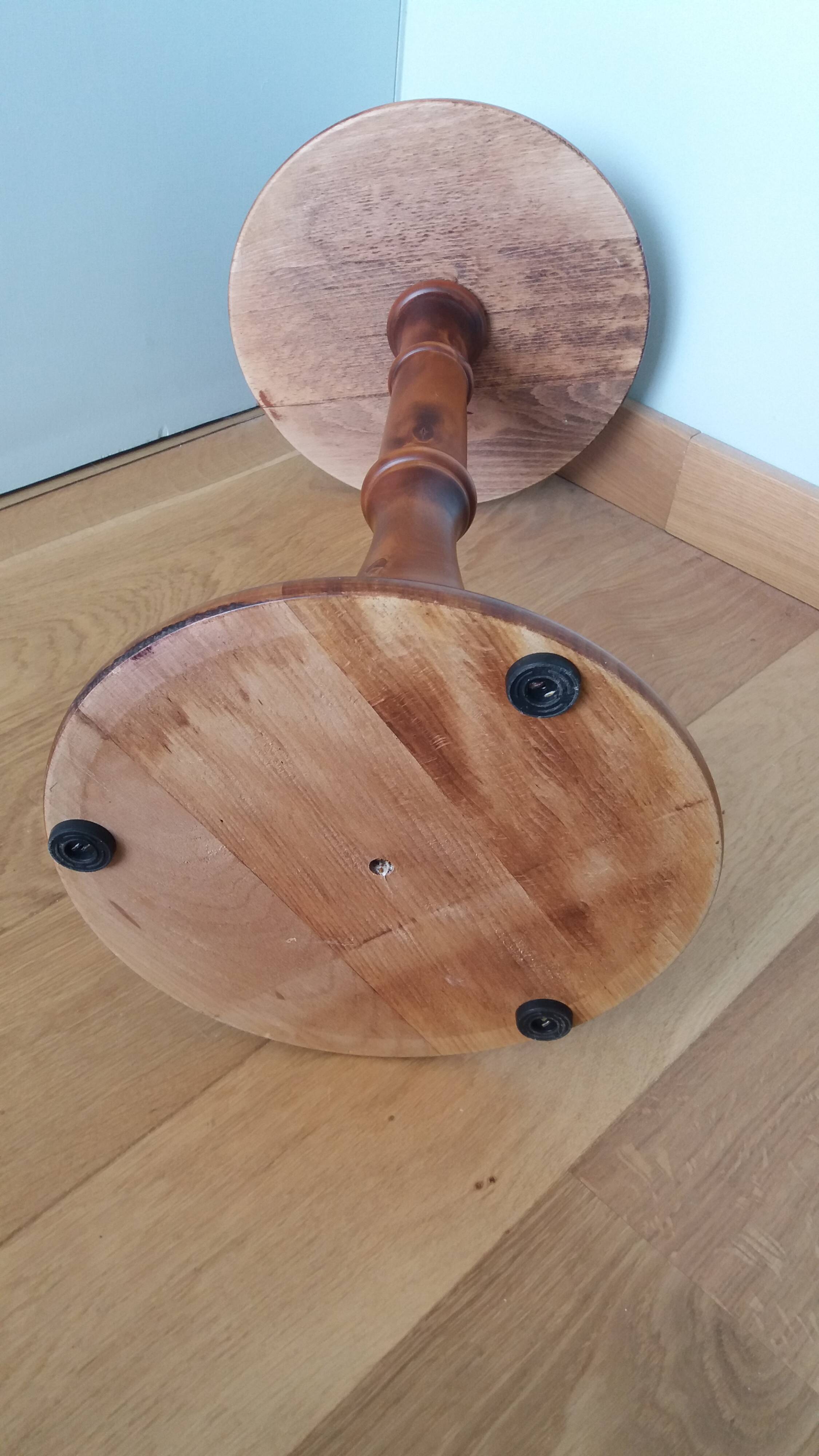 Round pedestal table in solid wood
