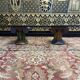 Table basse en verre et colonnes corinthiennes