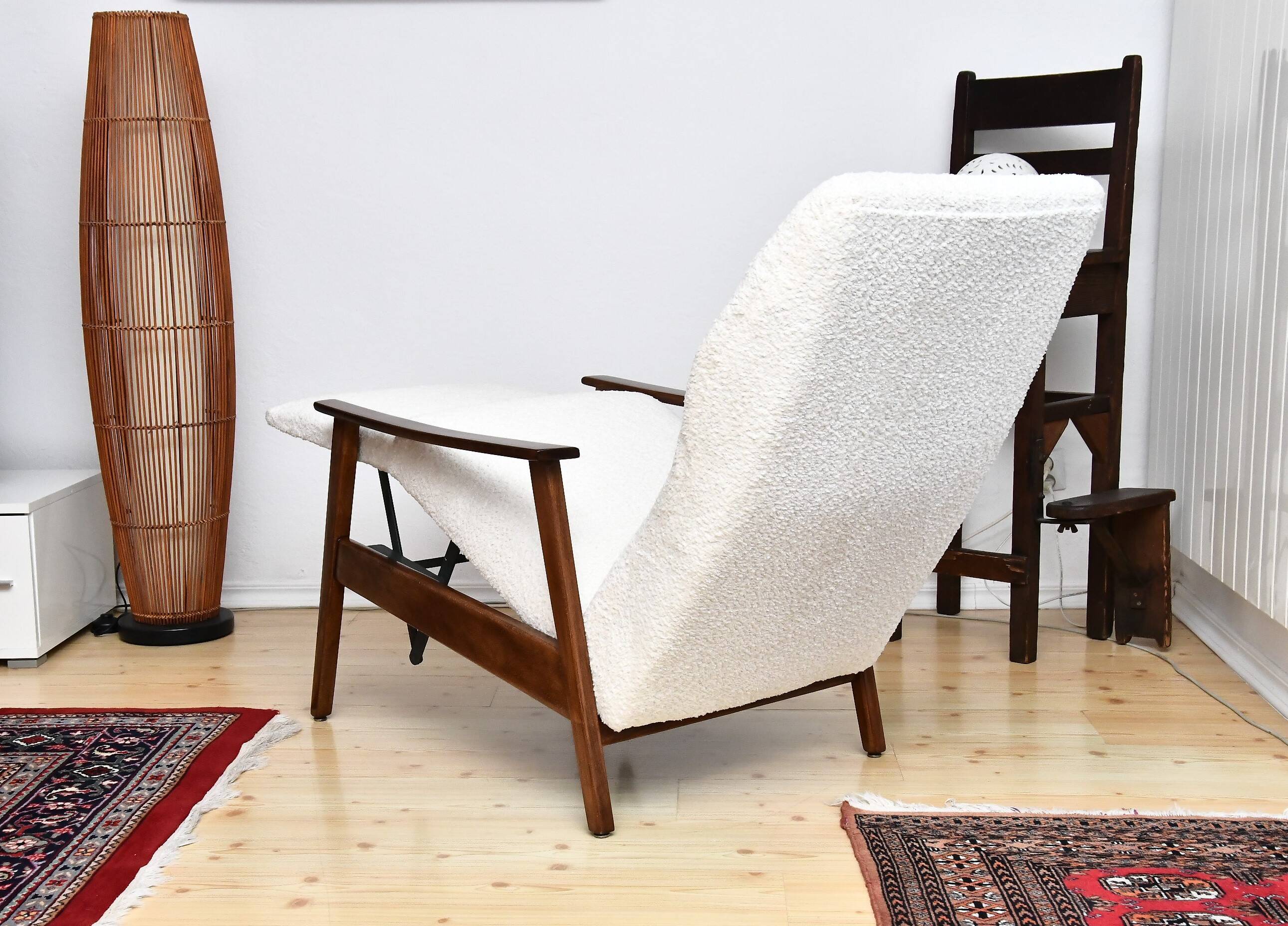 Fauteuil avec repose-pieds rabattable en Bouclé blanc crème, années 1960