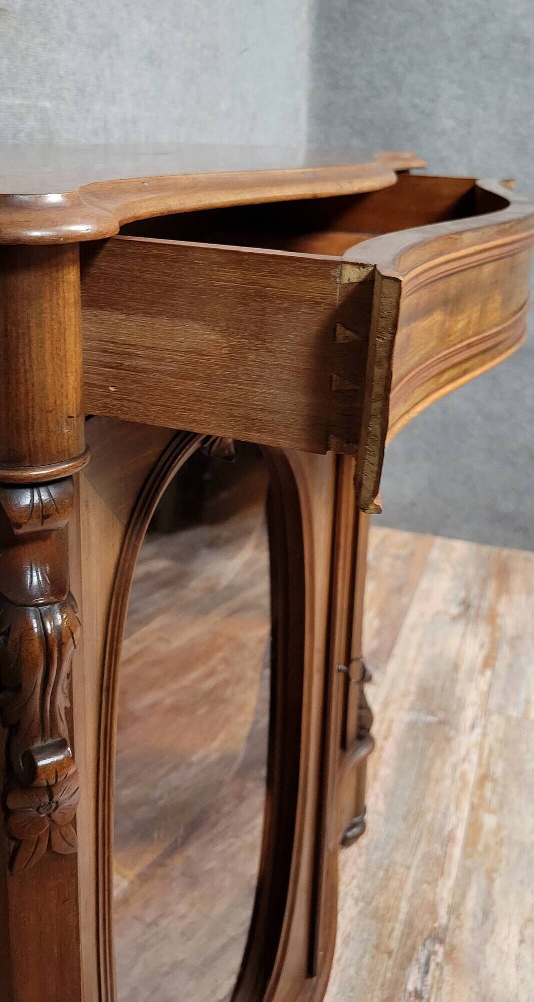Superb curved display cabinet from the Napoleon III period in mahogany