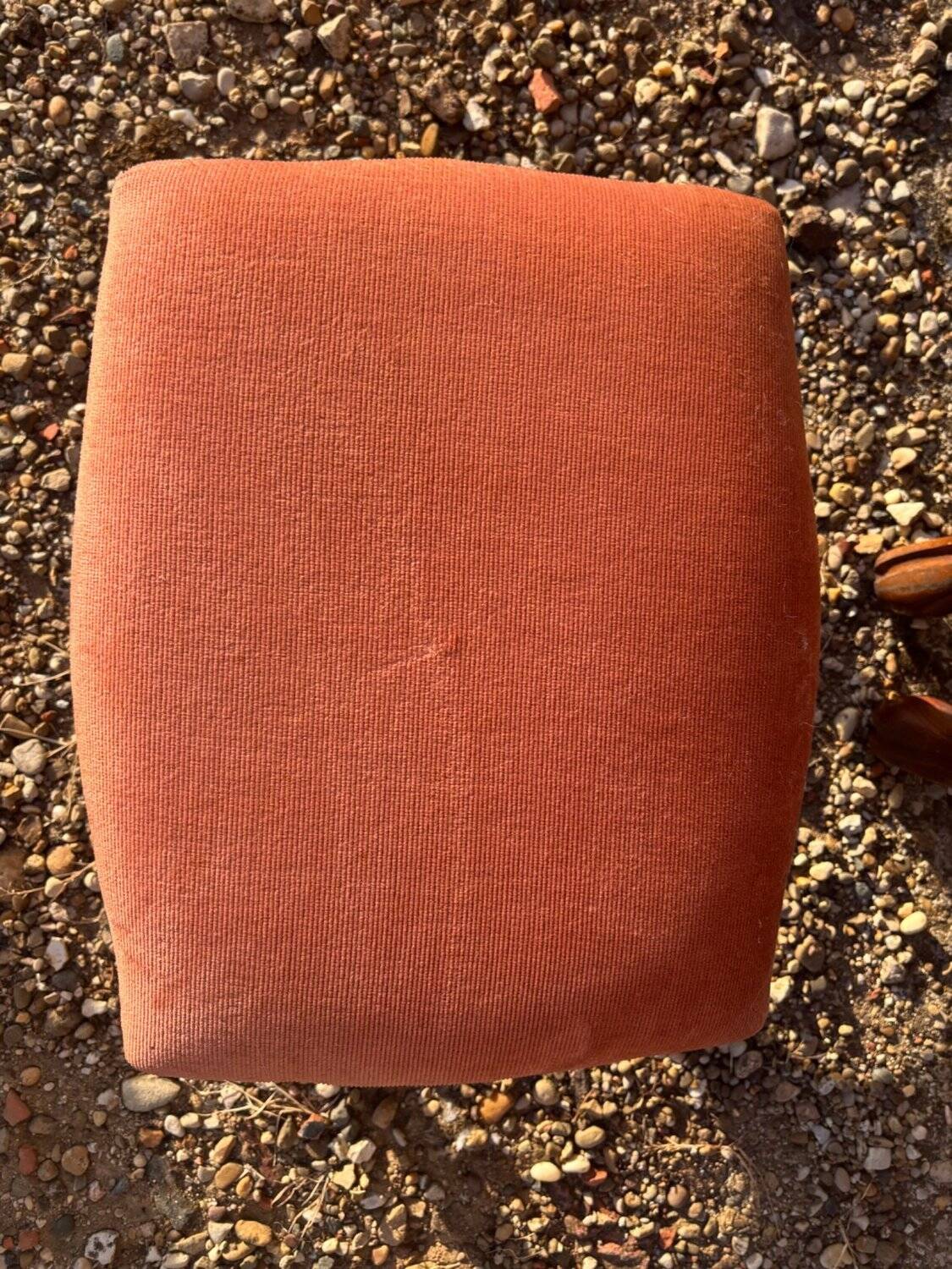 Paire de chauffeuses & pouf Louis-Philippe velours rose, XIXe