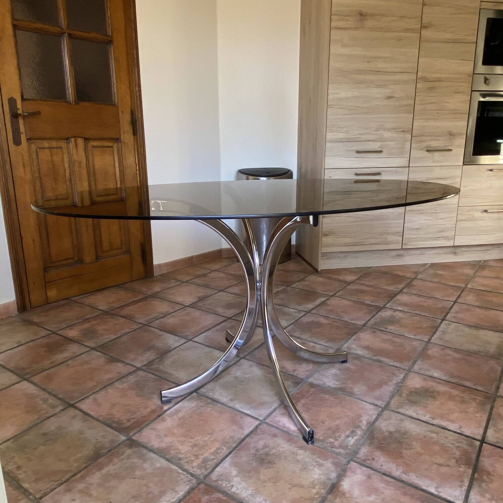 Table ovale Roche Bobois en acier chromé et verre fumé, 1970