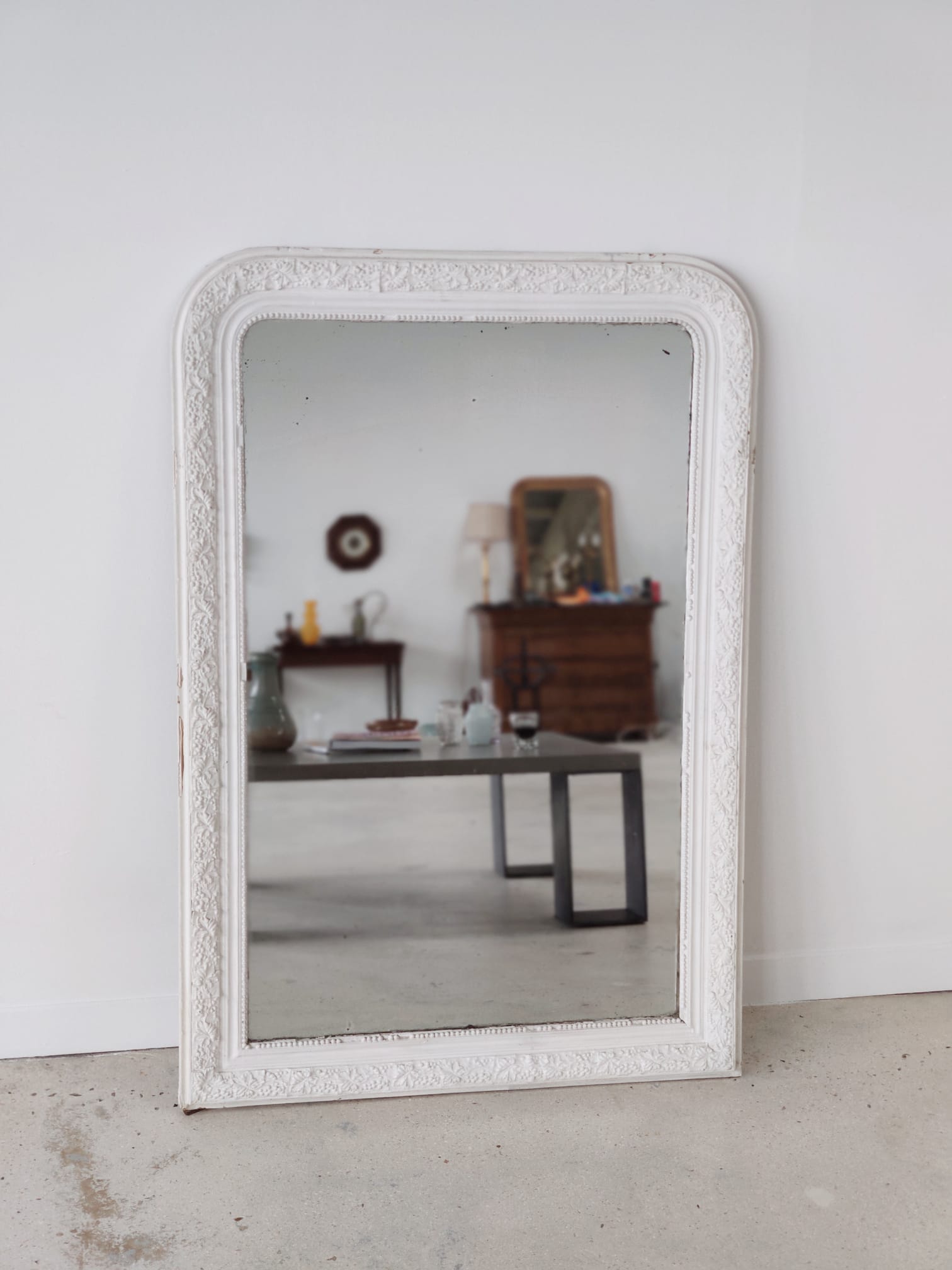 White lacquered wood mirror