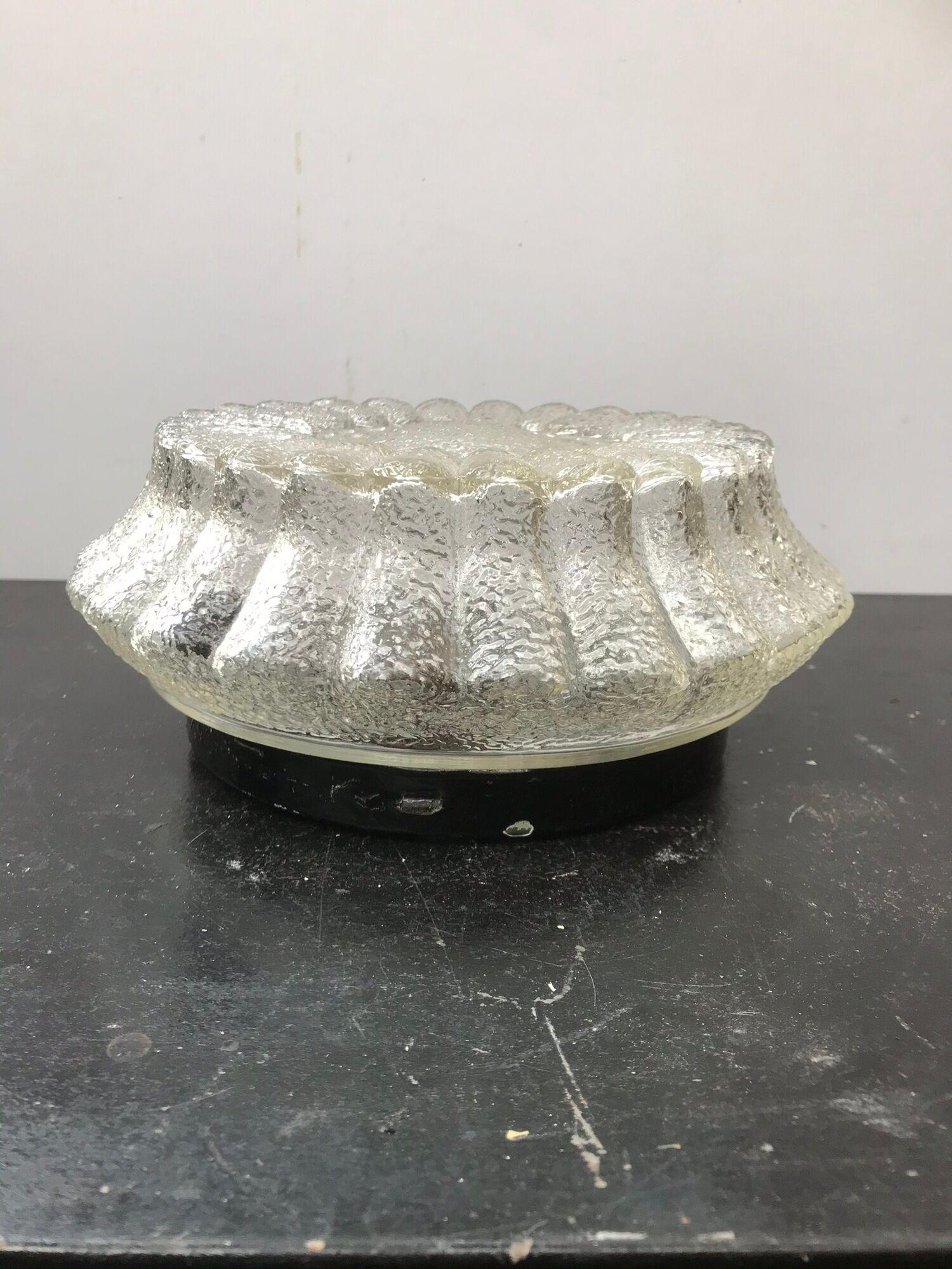 Platfonr Applied Rond Moulded Glass - Vintage Black Metal Support