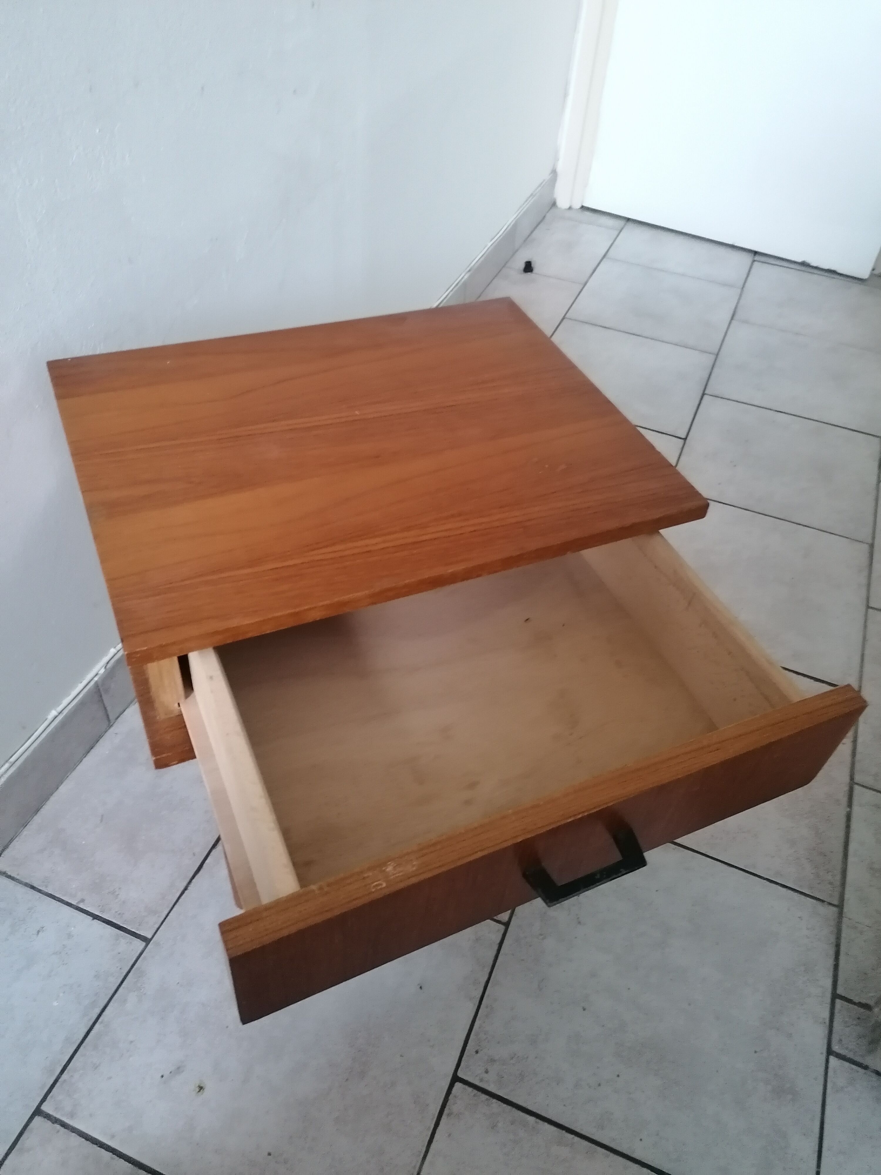 "Brissac" model bedside table veneer teak feet vintage spindles 50 60