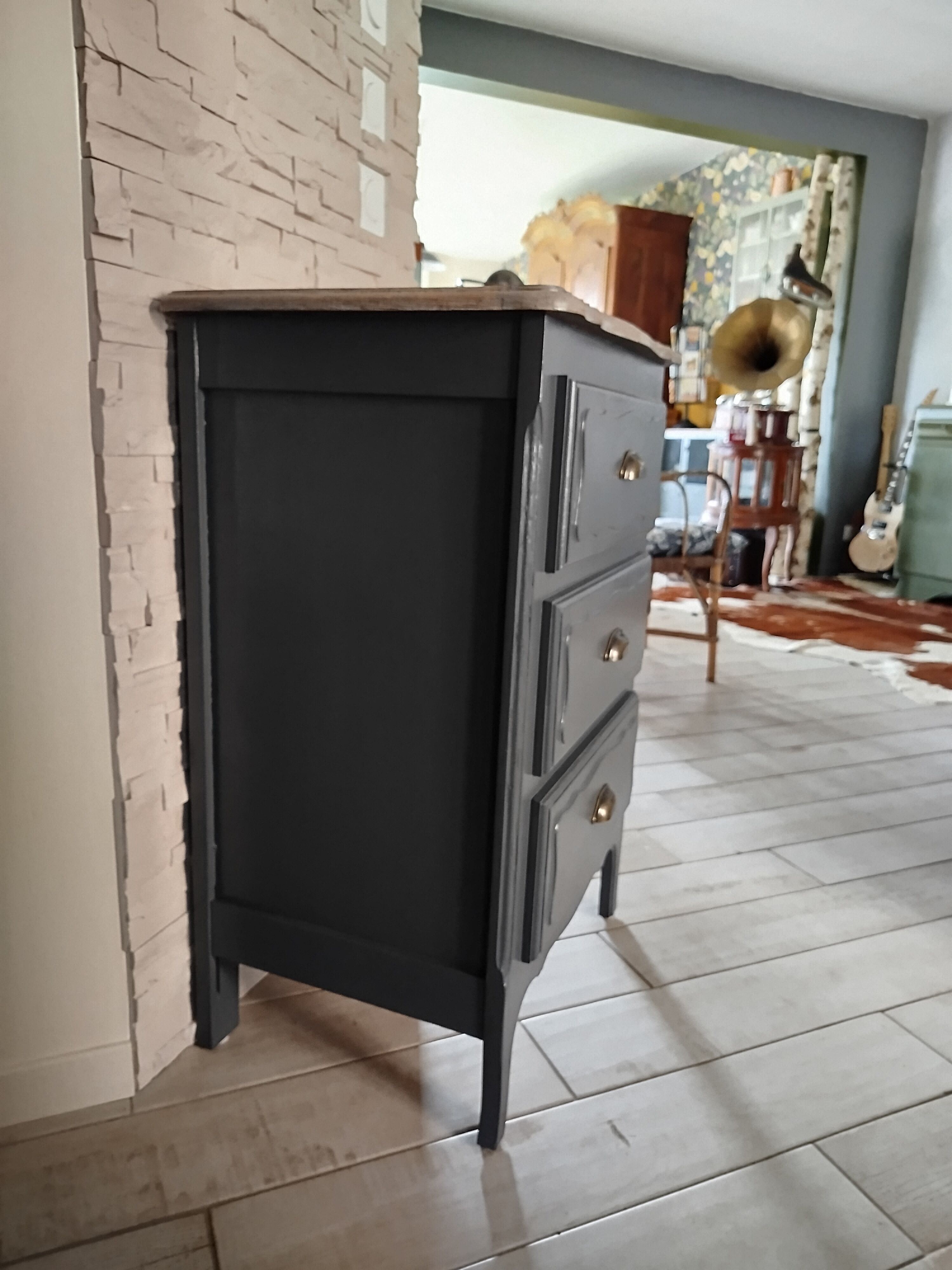Chest of drawers
