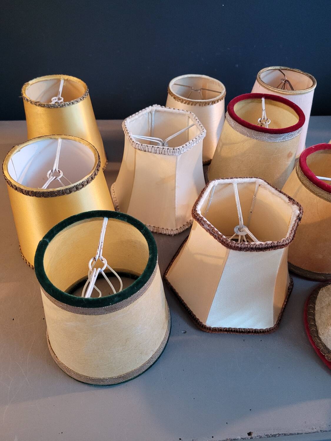 Lot de 13 abat-jour à pince anciens