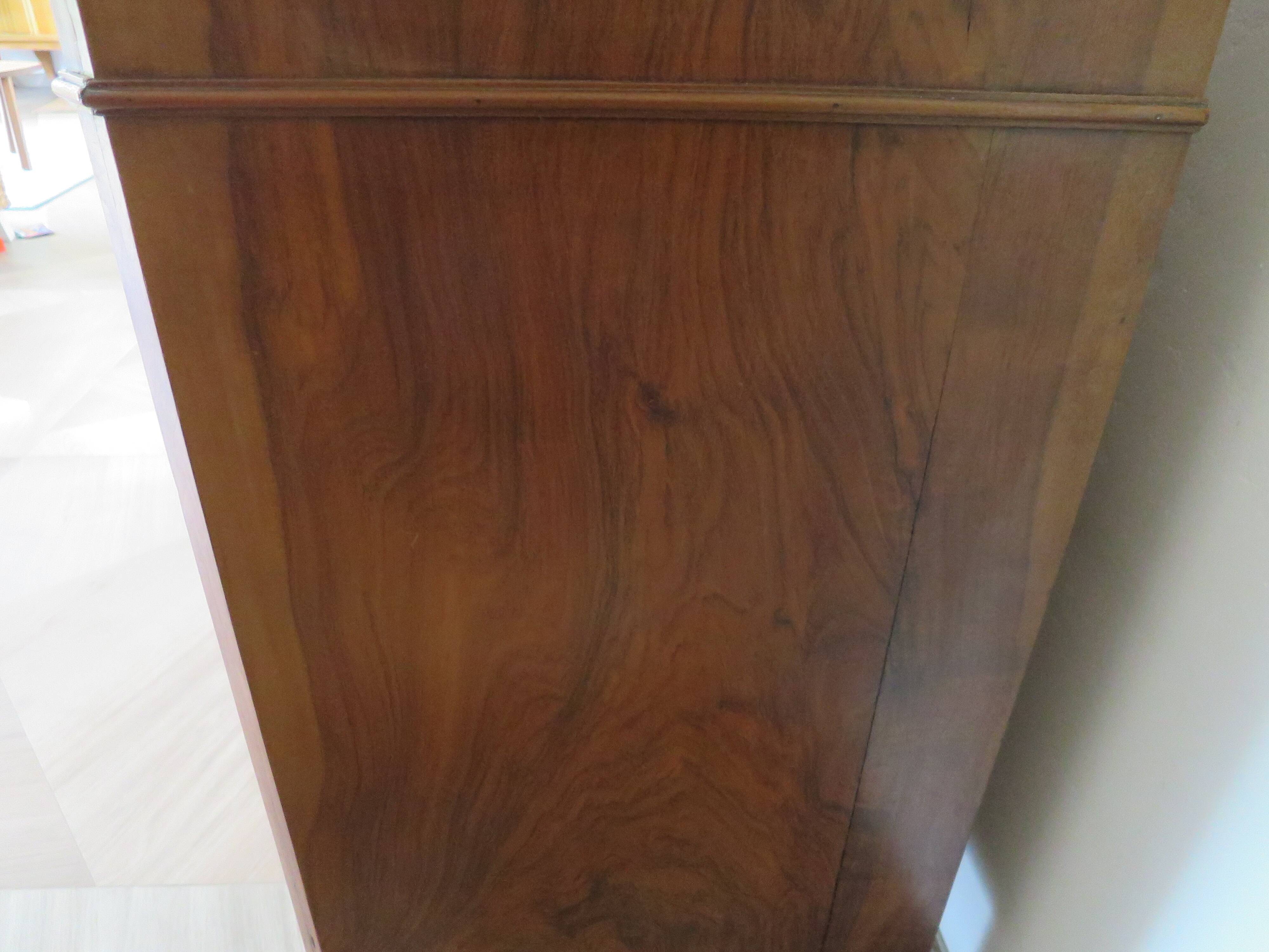 Rare - Pretty old chest of drawers with 4 drawers and 3 locks - In walnut - 1930