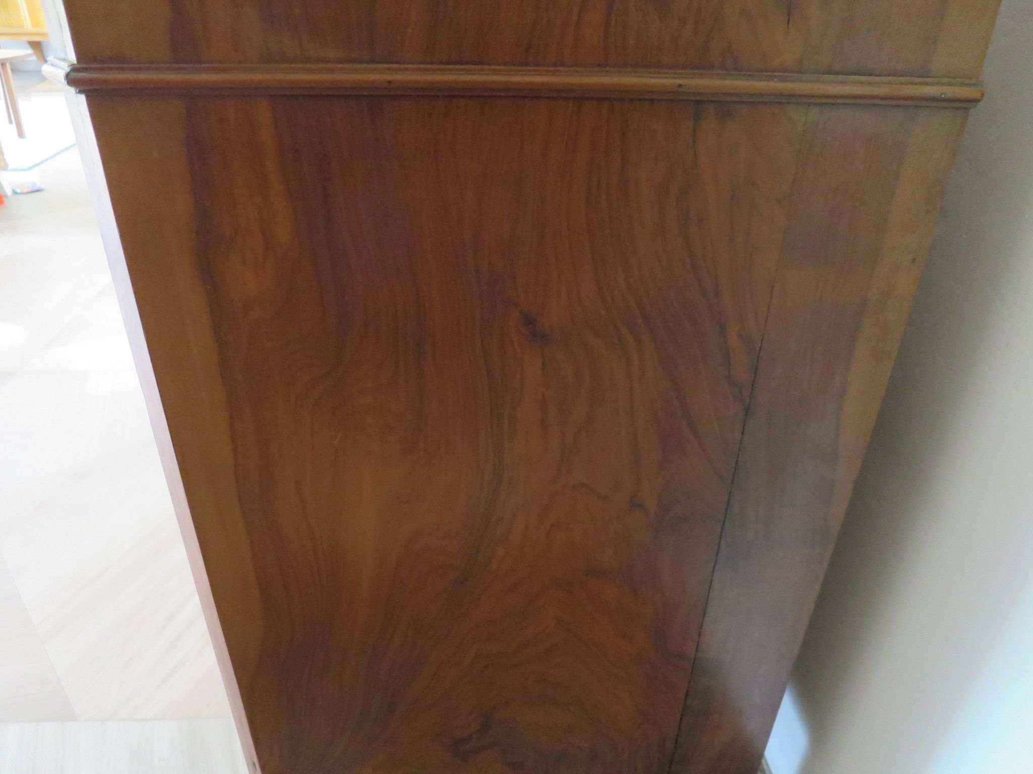 Rare - Pretty old chest of drawers with 4 drawers and 3 locks - In walnut - 1930