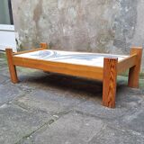 Table basse en pin et céramique
