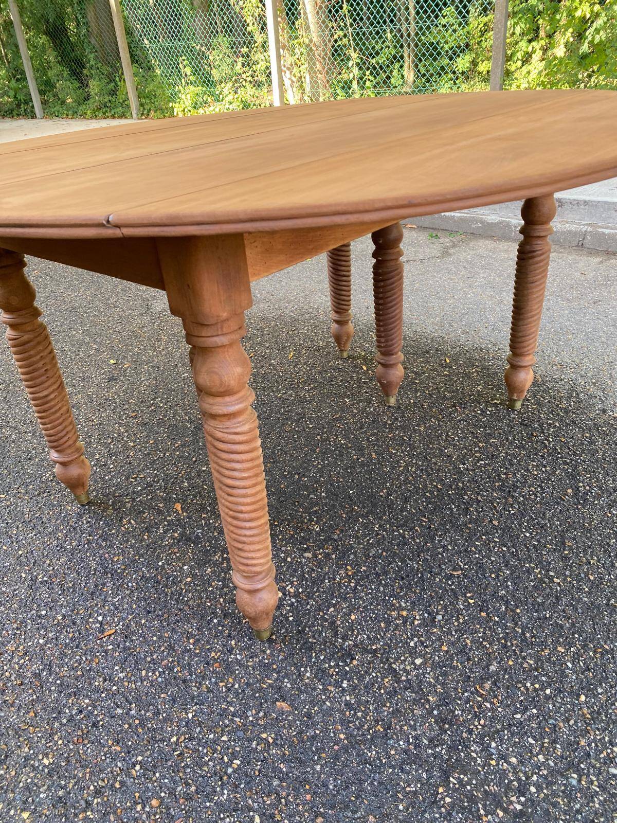 Round extendable banquet table stripped in solid mahogany with 4 extensions, 19th century.
