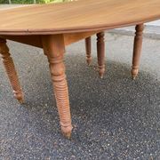 Round extendable banquet table stripped in solid mahogany with 4 extensions, 19th century.