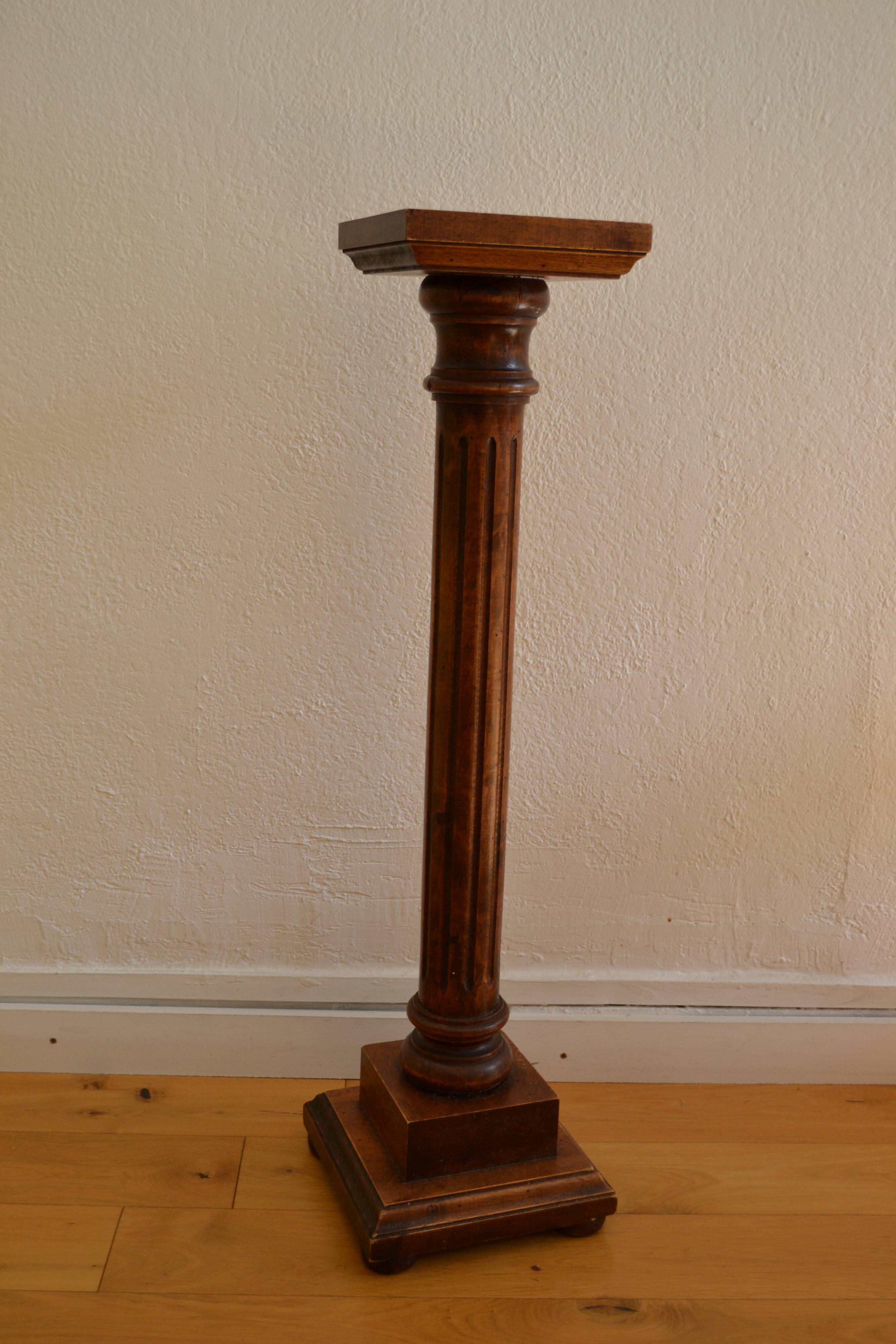 Wooden column pedestal in Louis XVI style, height: 93 cm.