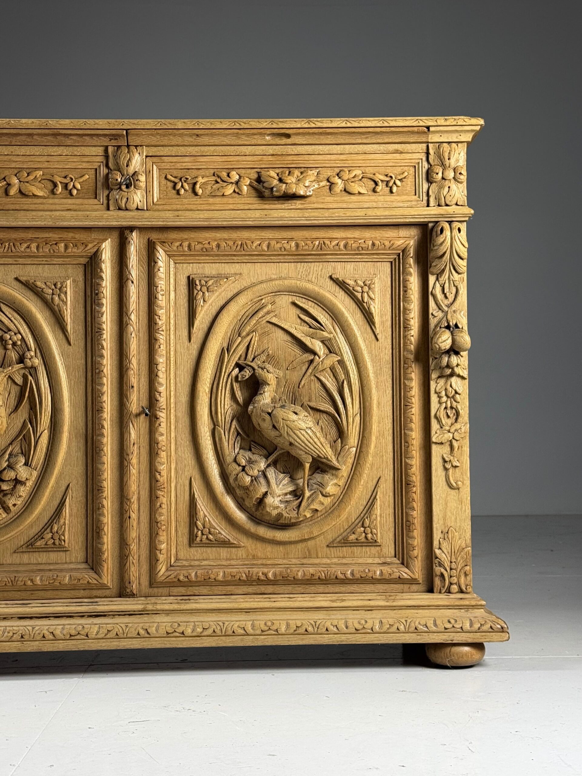 Buffet sculpté belge, 19e siècle