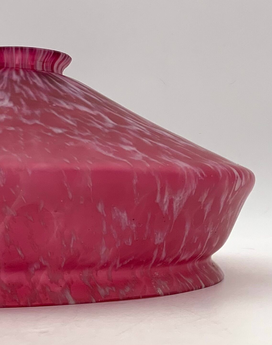Vintage hanging in jaspé glass, dark pink - 1940s-1950s.