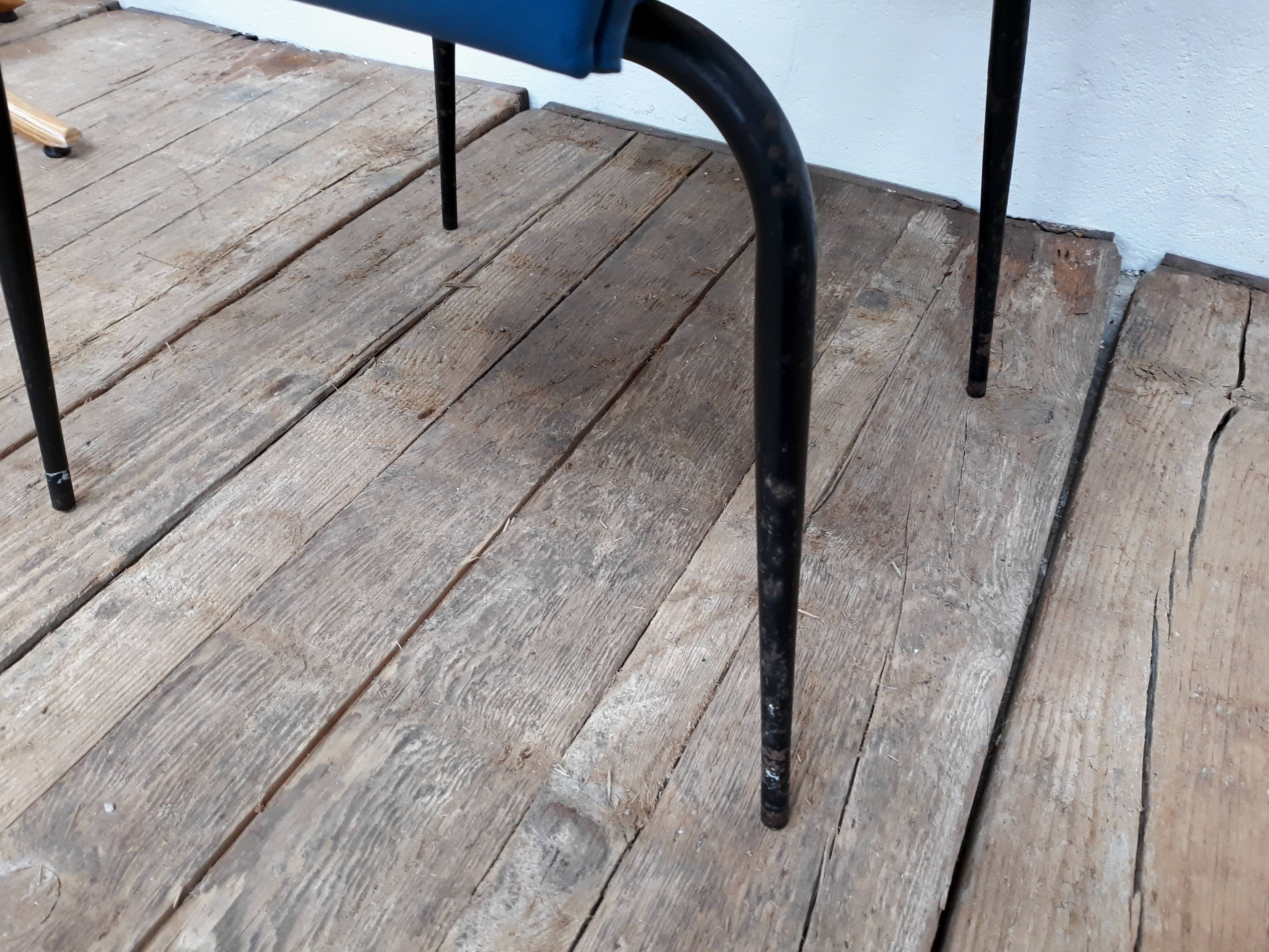 Fauteuil vintage en skaï et pieds métal
