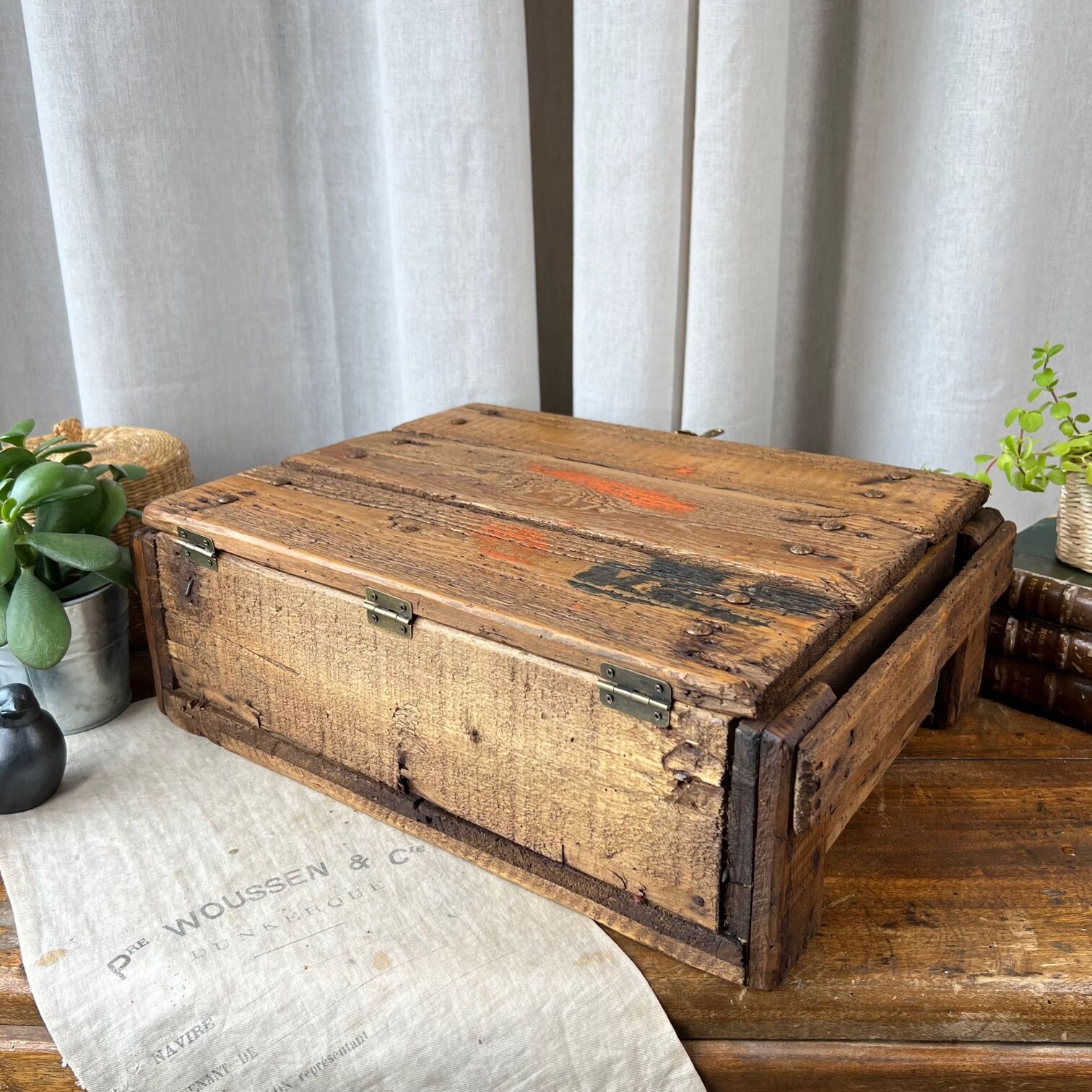 Raw wooden box “The weasel & the hedgehog”