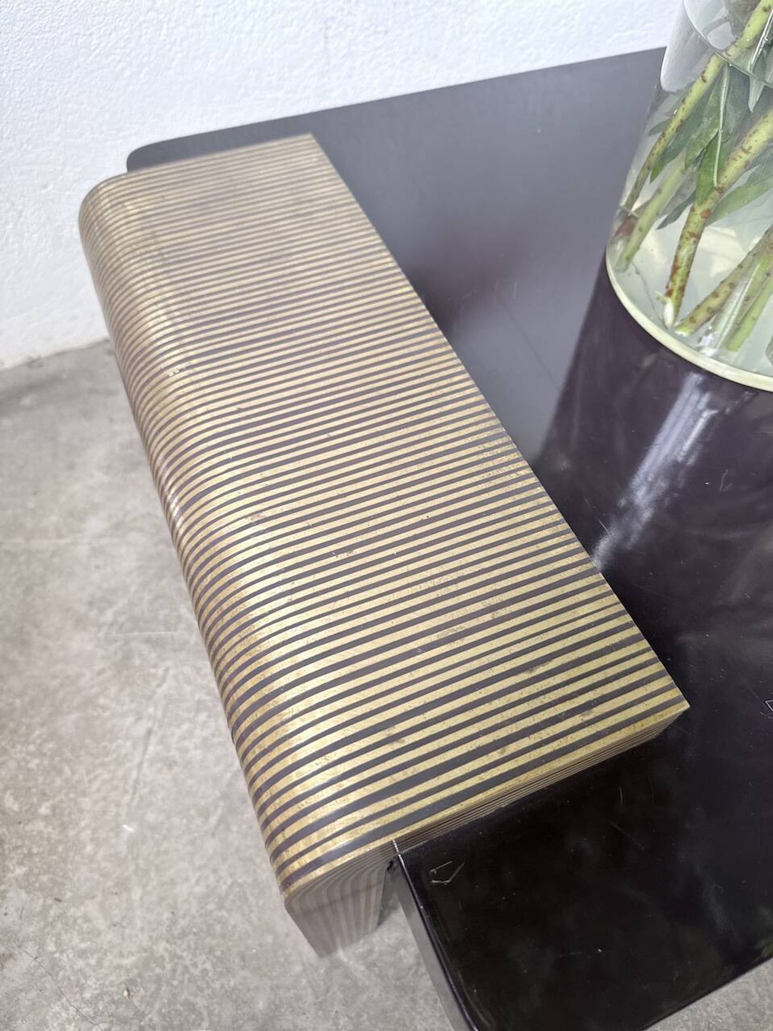 Art Deco coffee table in lacquer and brass