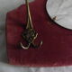 Miroir sur velours rouge