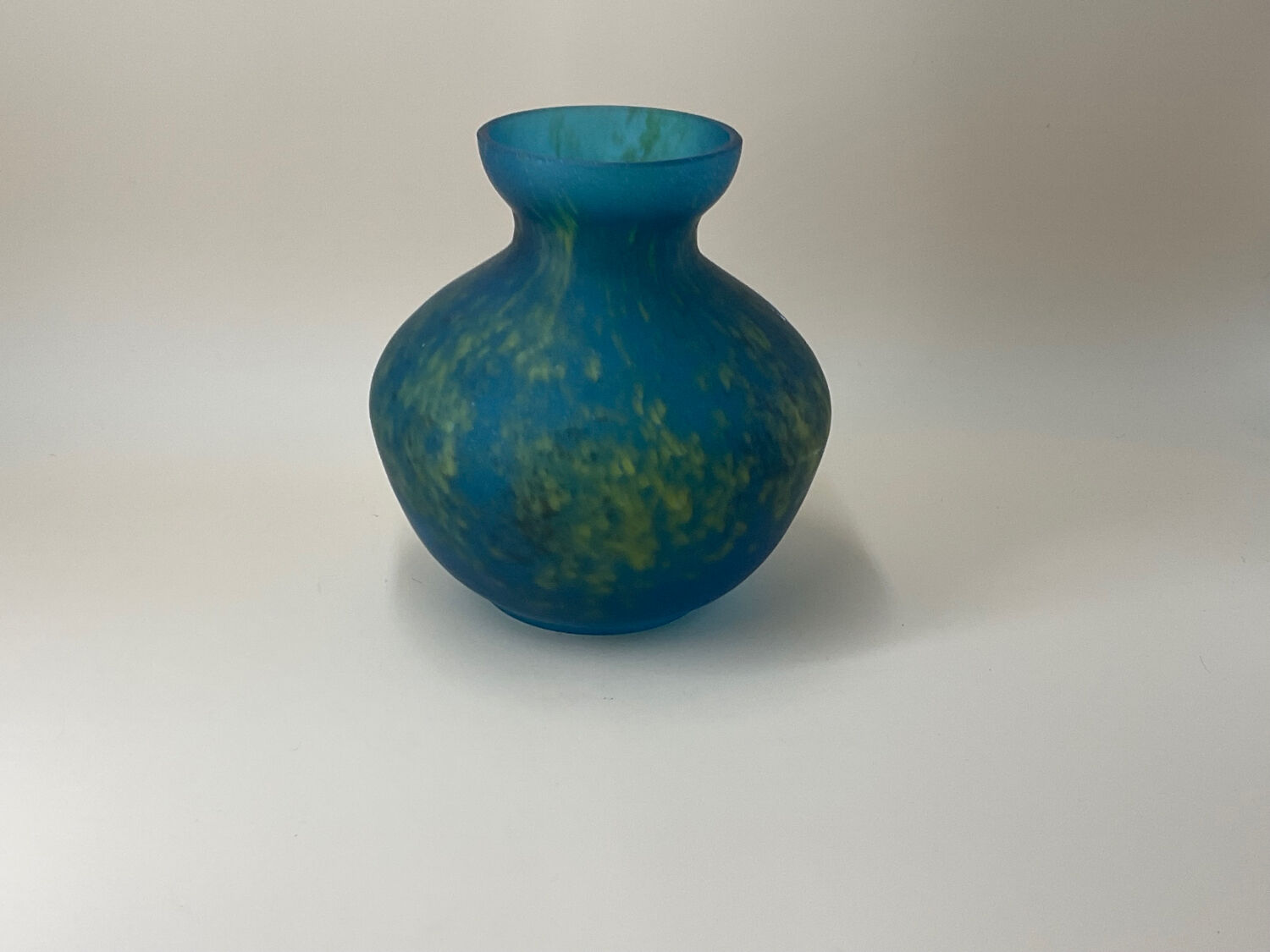 Vase in glass paste