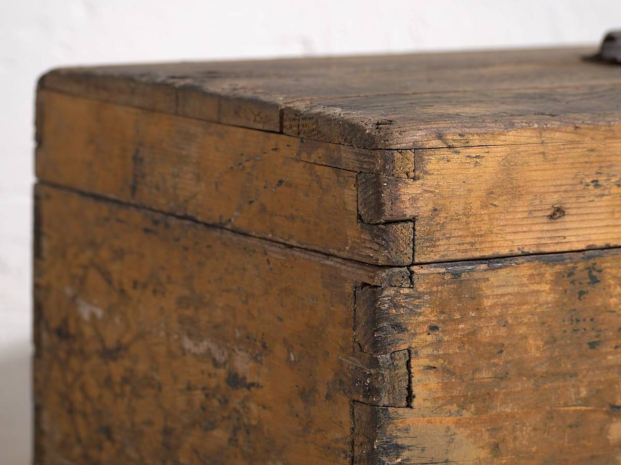Petit coffre ancien à armature métallique (c.1900) #3