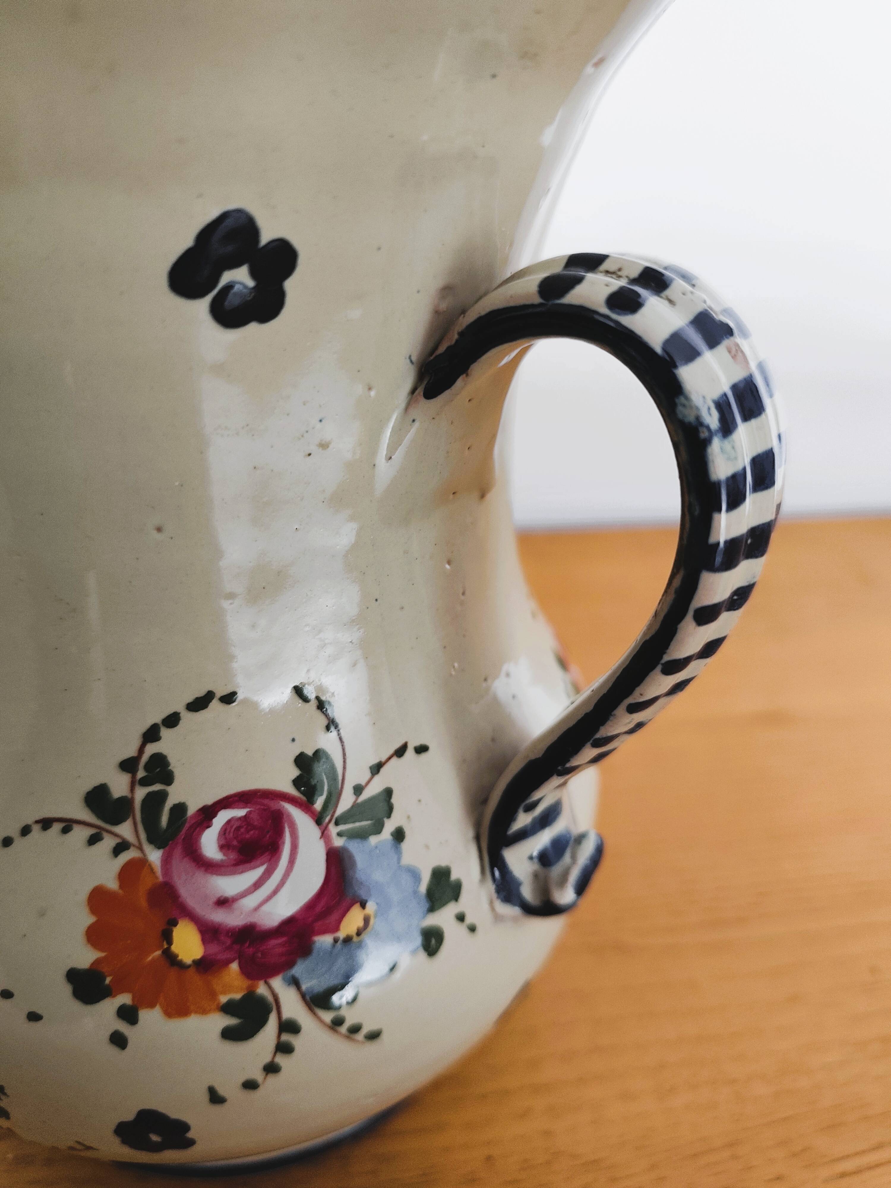 Antique vase in Italian ceramic with polychrome decoration.