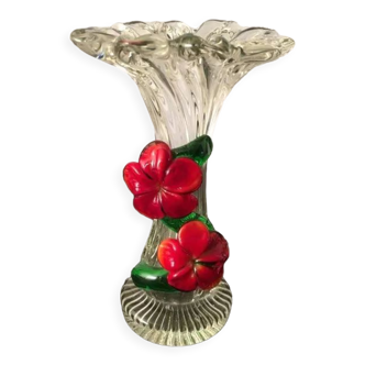 Vase en verre blanc avec guirlande de fleurs en pâte de verre rouge et verte