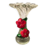 Vase en verre blanc avec guirlande de fleurs en pâte de verre rouge et verte