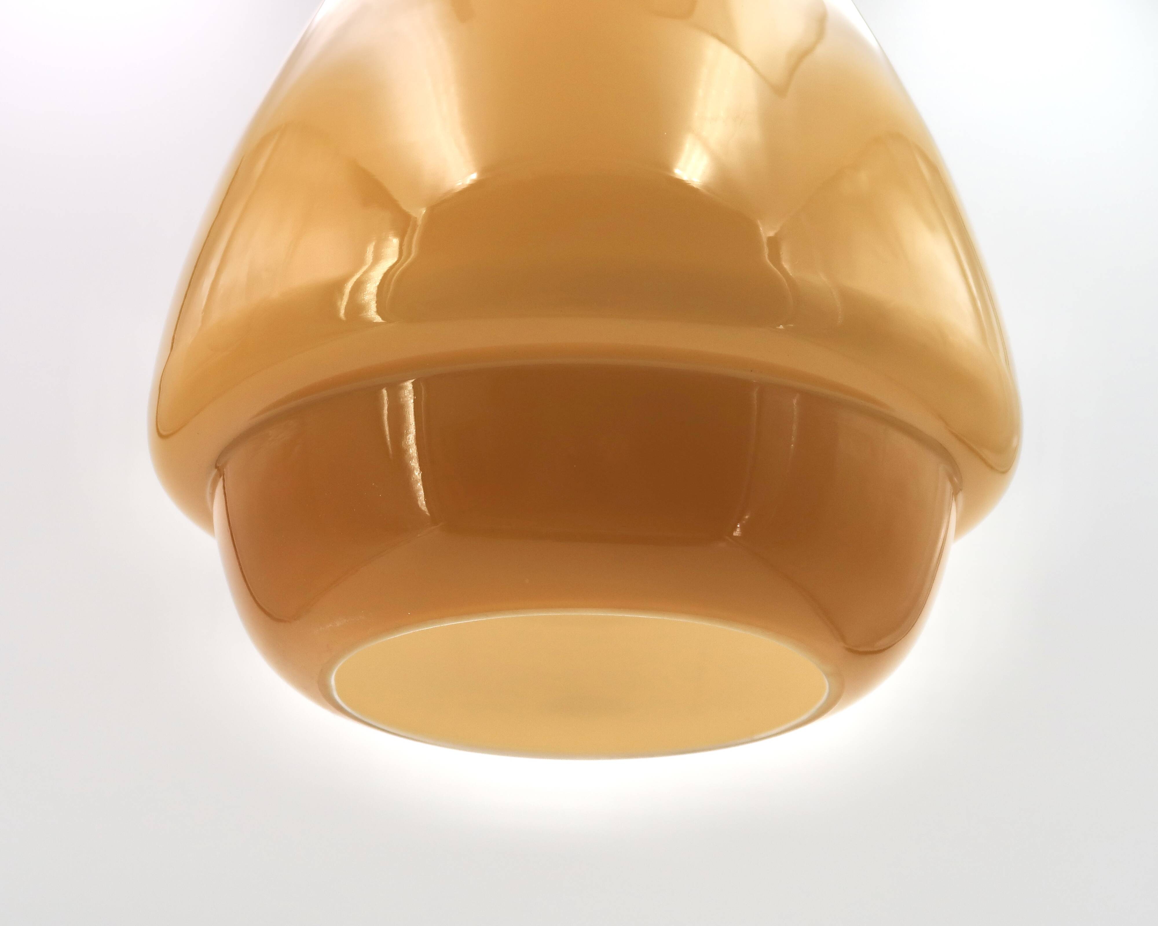 Suspension verre opaline jaune moutarde camel, années 70