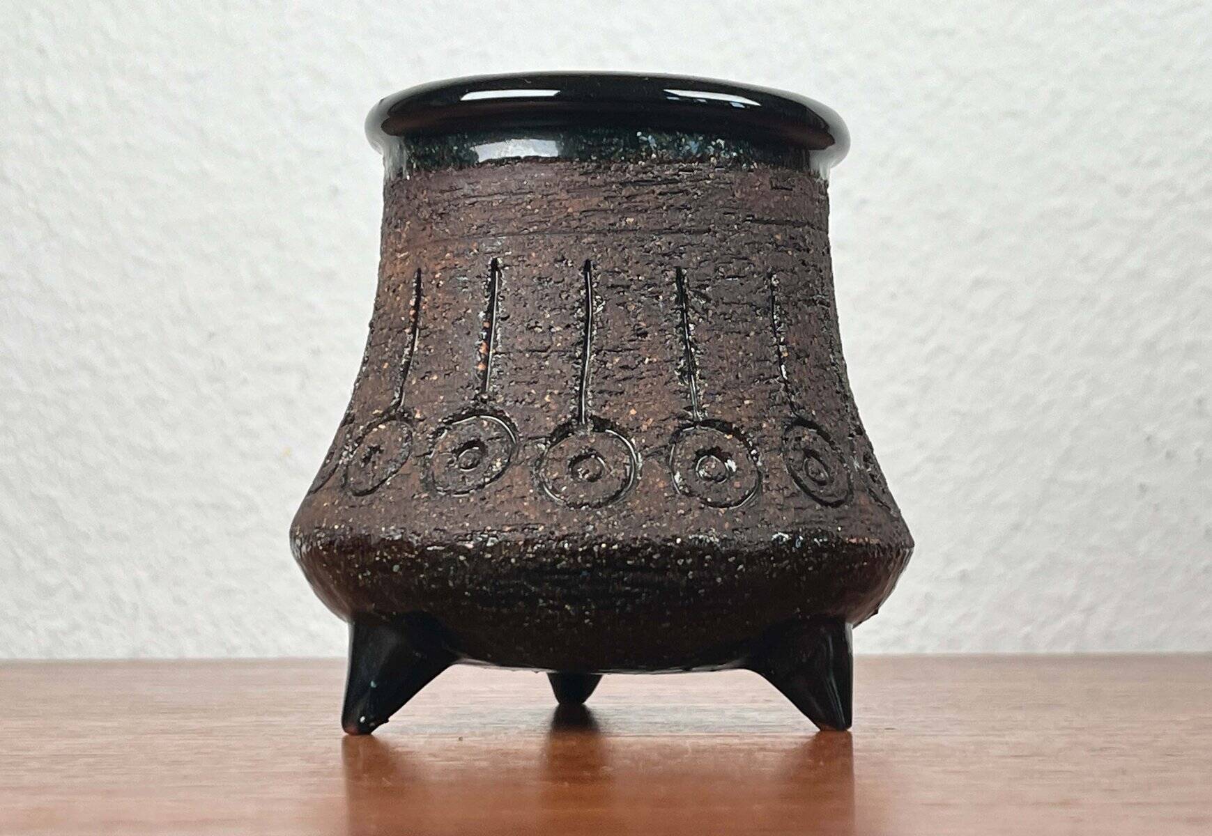 Mid-century studio ceramic tripod vase by Eke Bjeren for Gabriel Keramik, 1960s.