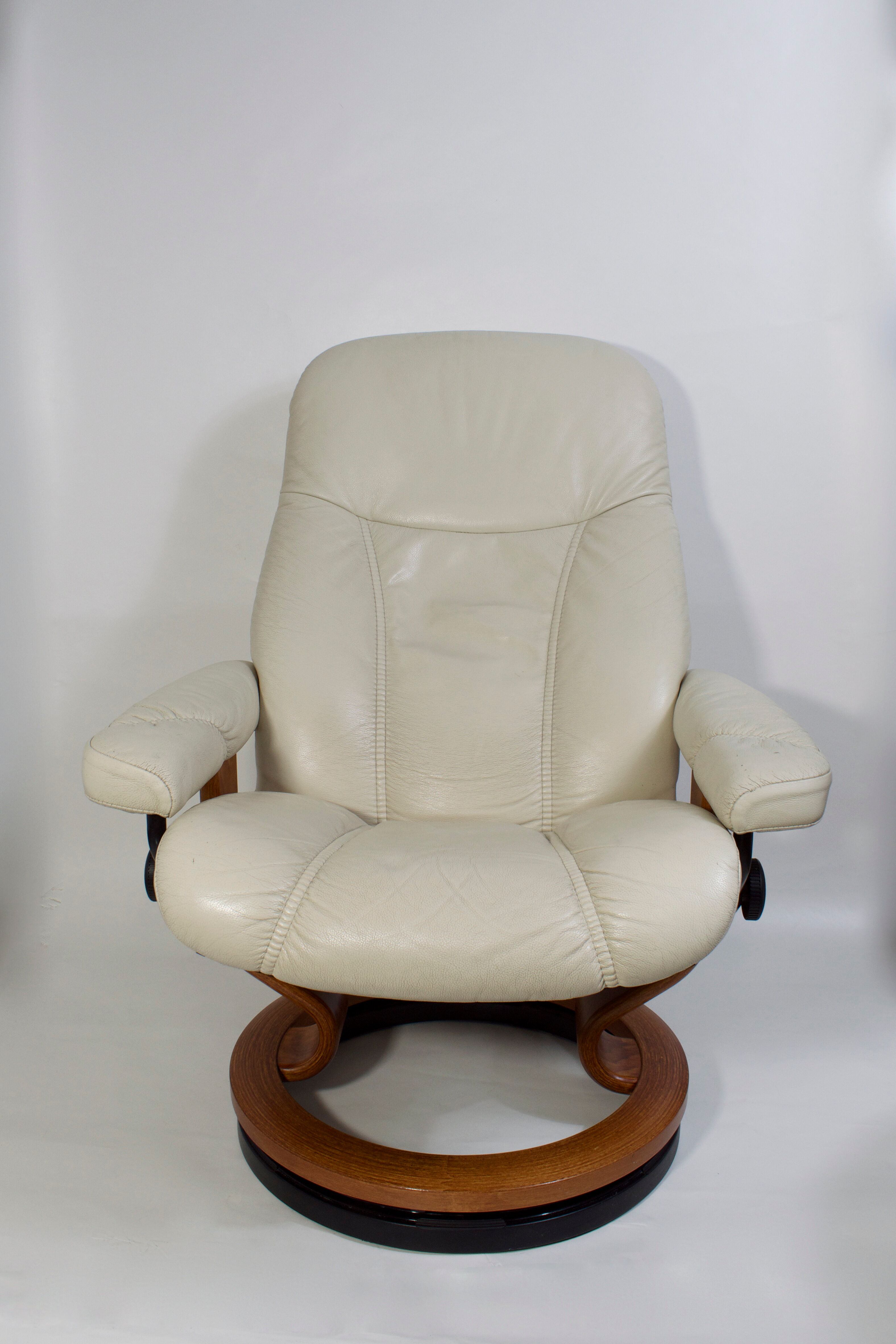 Stressless relaxation chair Consul (M) Classic in teak and ivory leather, Norway