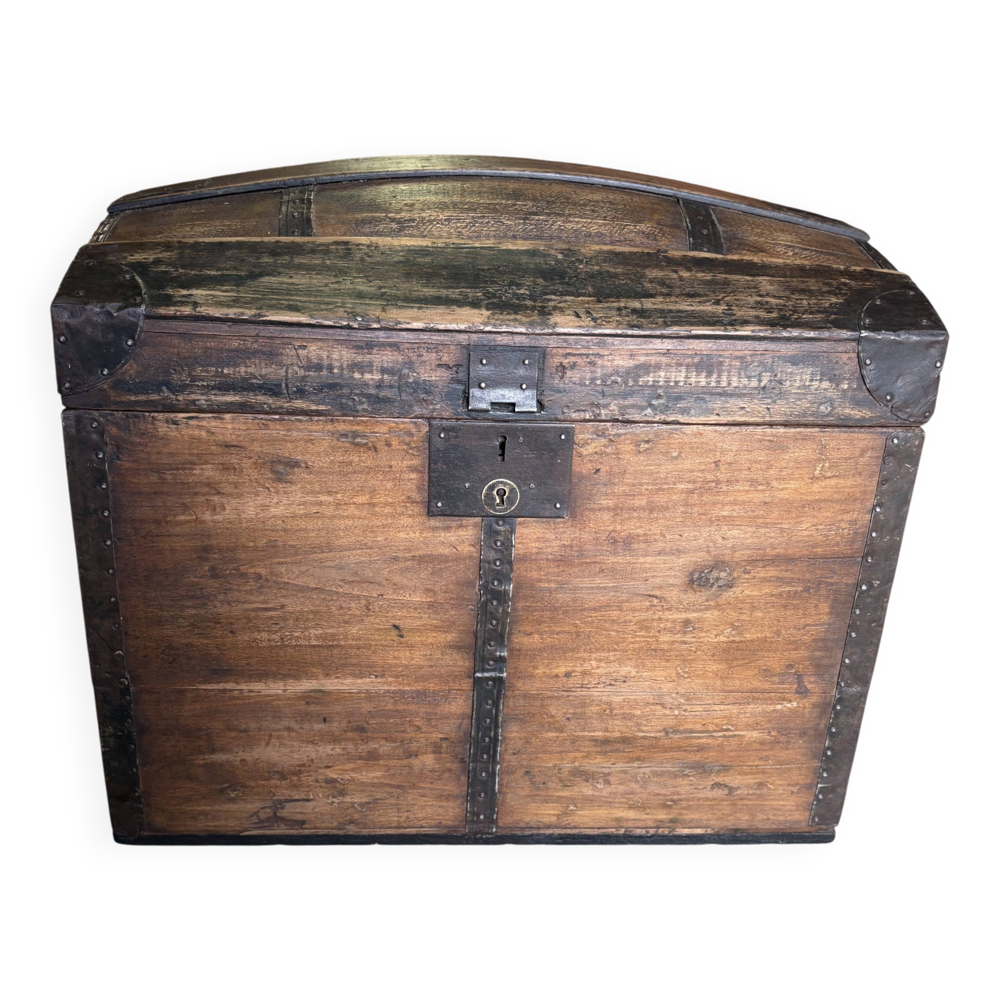 Malle bombée ancienne – rangement & déco vintage