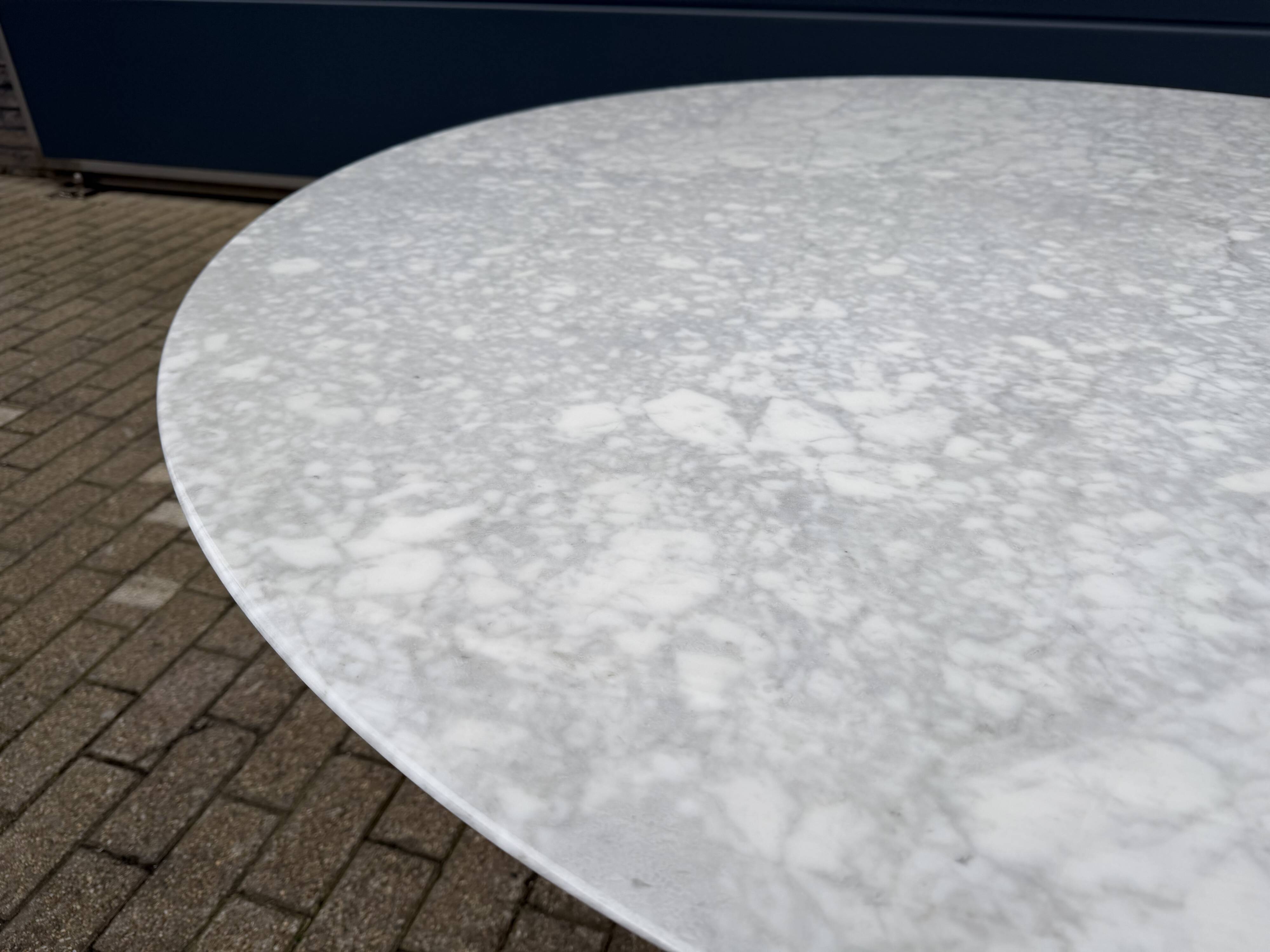 Original round dining table Knoll Tulip (152cm) Carrara