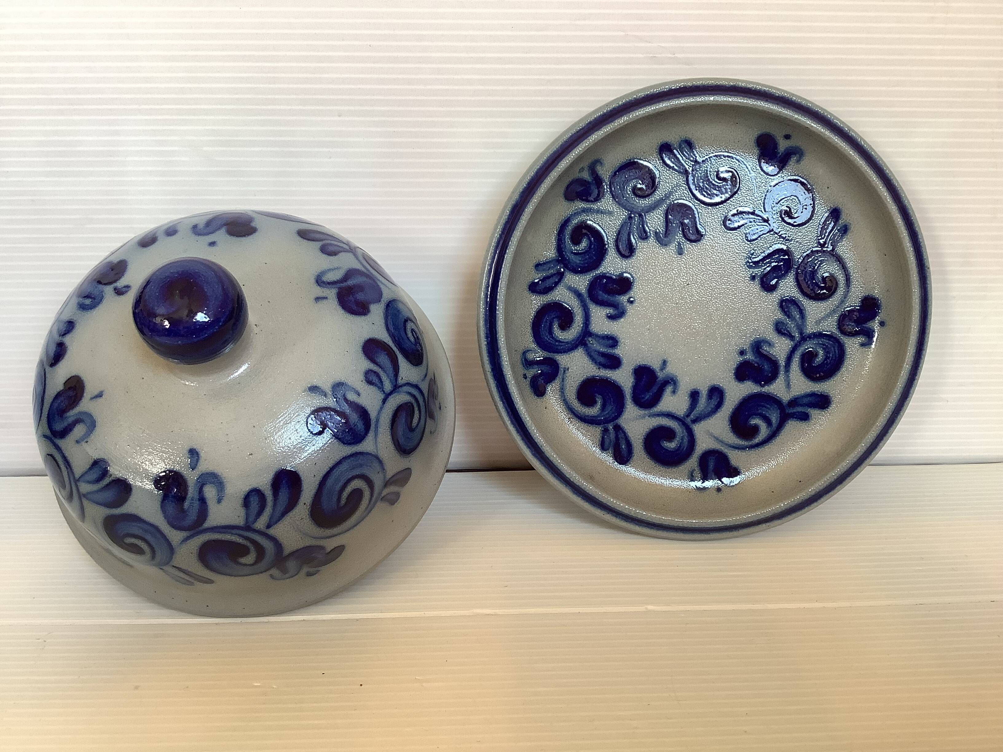 Bell-shaped butter dish in stoneware