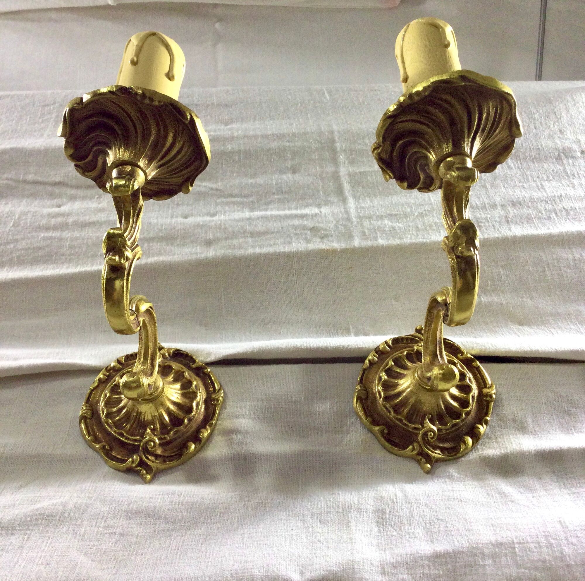 Paire d'appliques 1 lumière en bronze style Louis XV