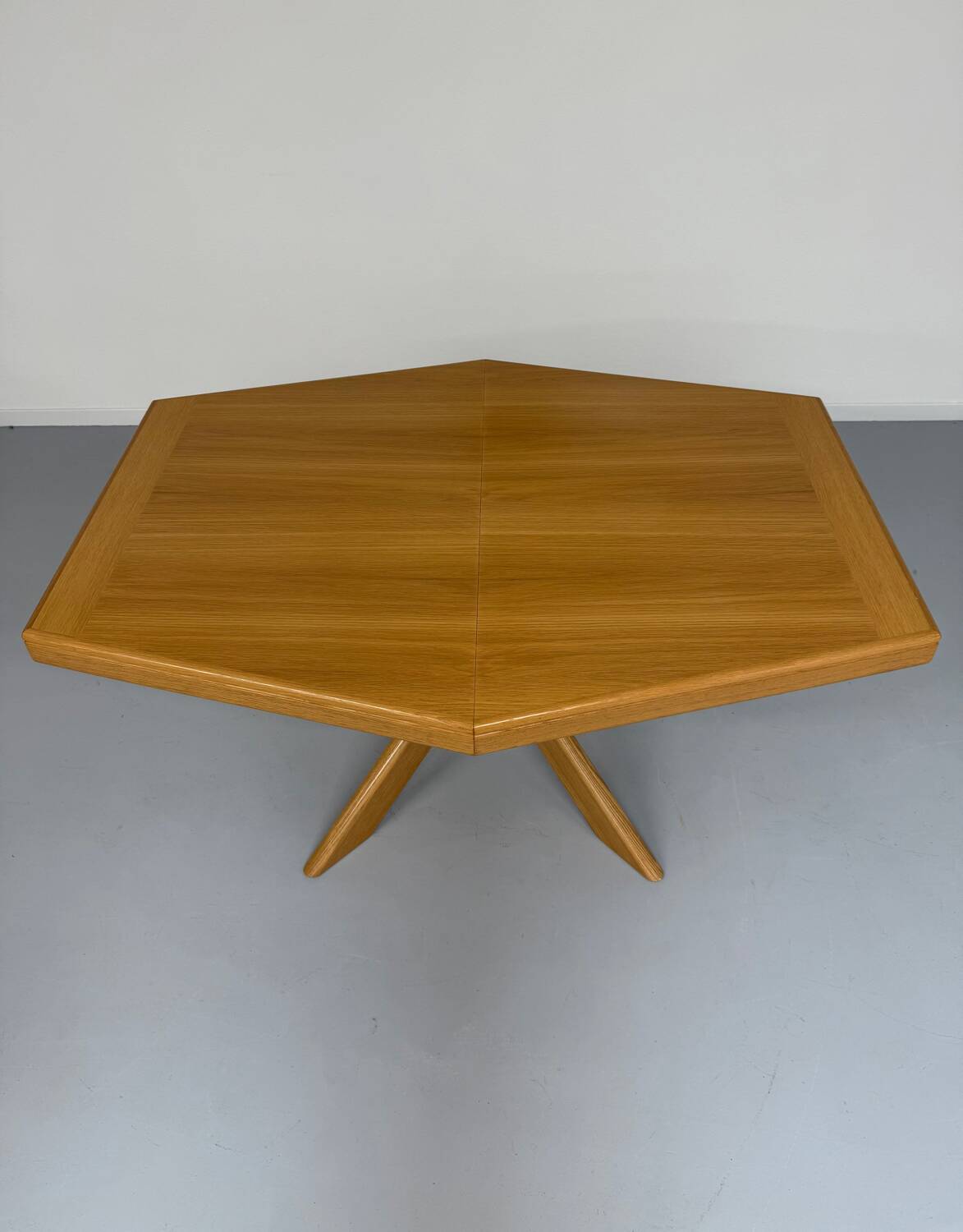 Ancienne table en bois massif octogonal a rallonge design Girsberger