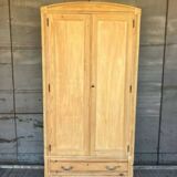 Armoire en bois brut