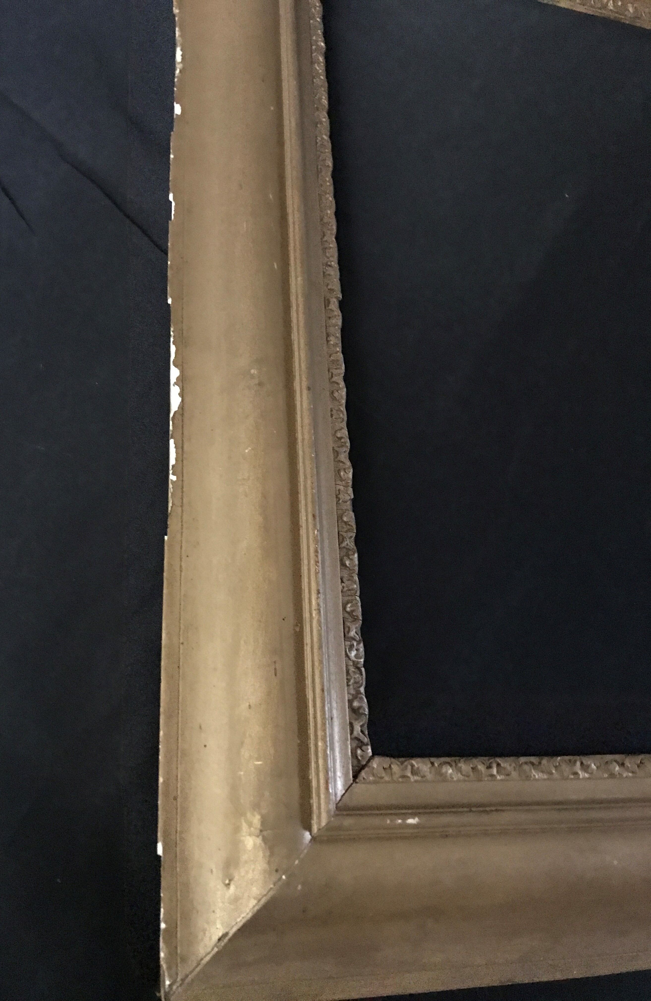 Wooden frame decorated with a frieze.