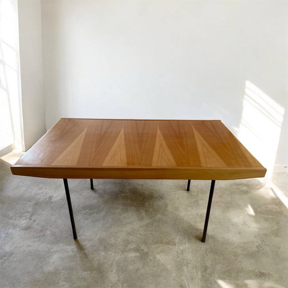 Extendable table designed by Alain Richard